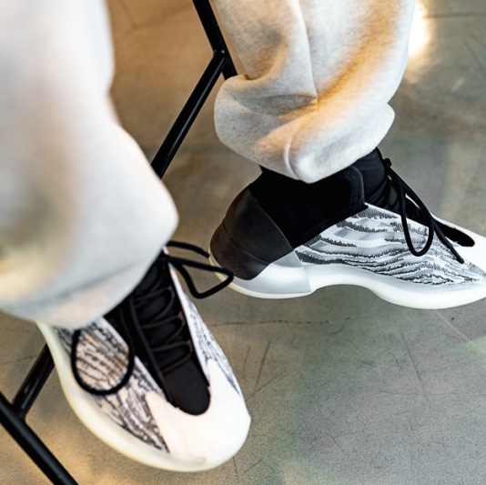 Adidas Yeezy QNTM Lifestyle 착용 스타일 - 2