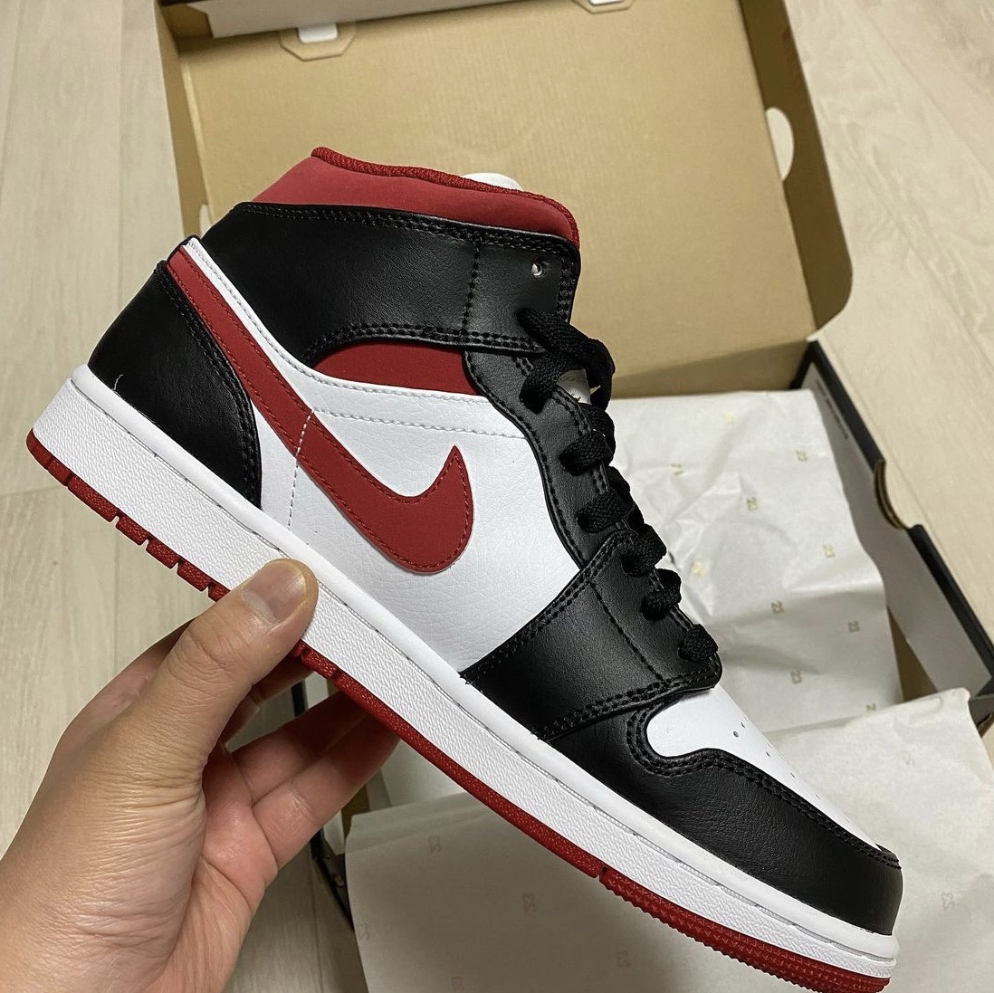 Jordan 1 Mid Gym Red Black White 착용 스타일 - 1