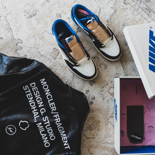 Jordan 1 x Travis Scott x Fragment Retro Low OG SP Military Blue 착용 스타일 - 5