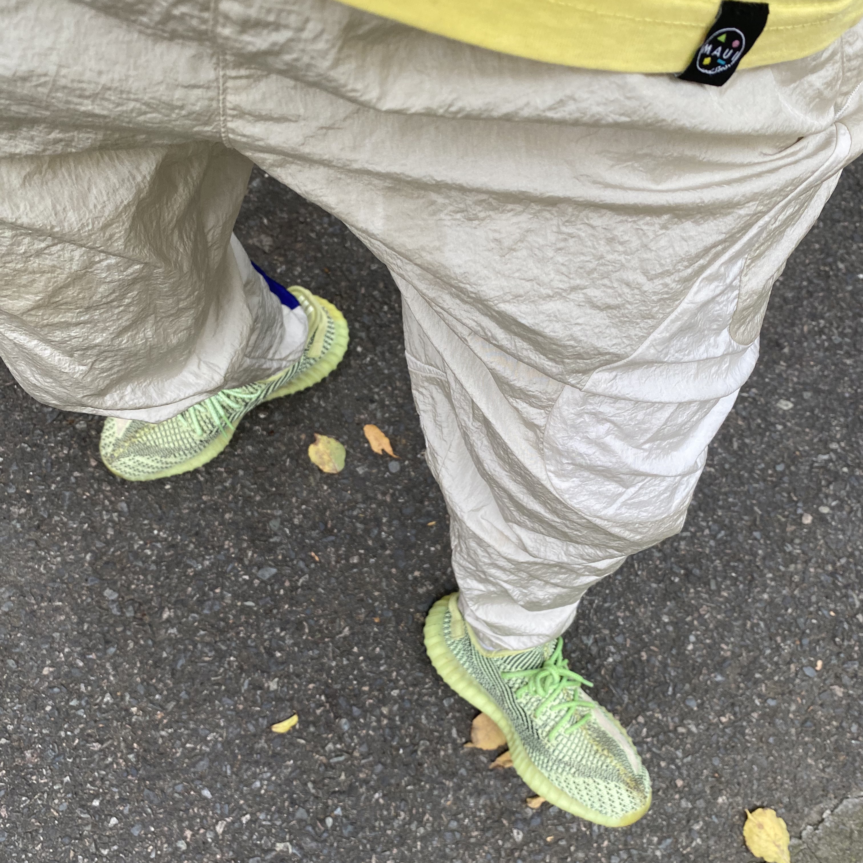 Adidas Yeezy Boost 350 V2 Yeezreel - Non-Reflective 착용 스타일