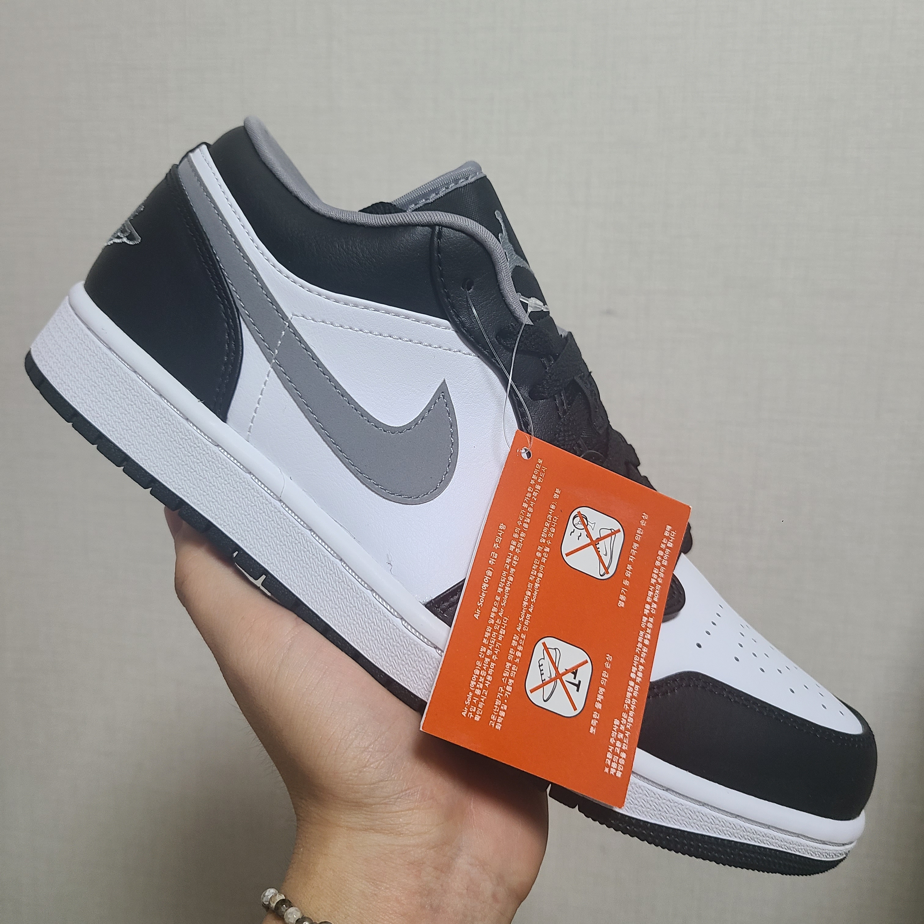 Jordan 1 Low Black Particle Grey 착용 스타일