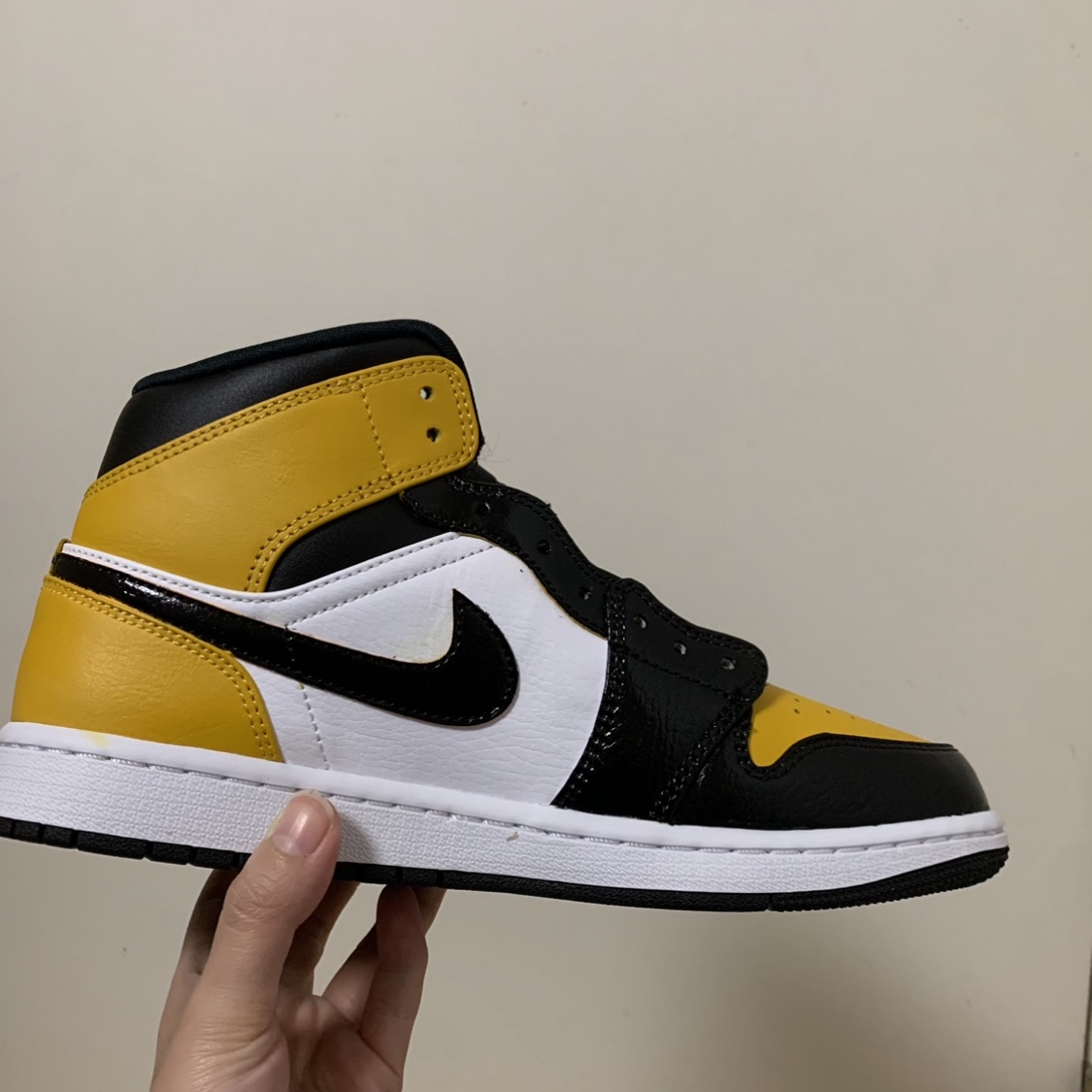 Jordan 1 Mid White University Gold 착용 스타일