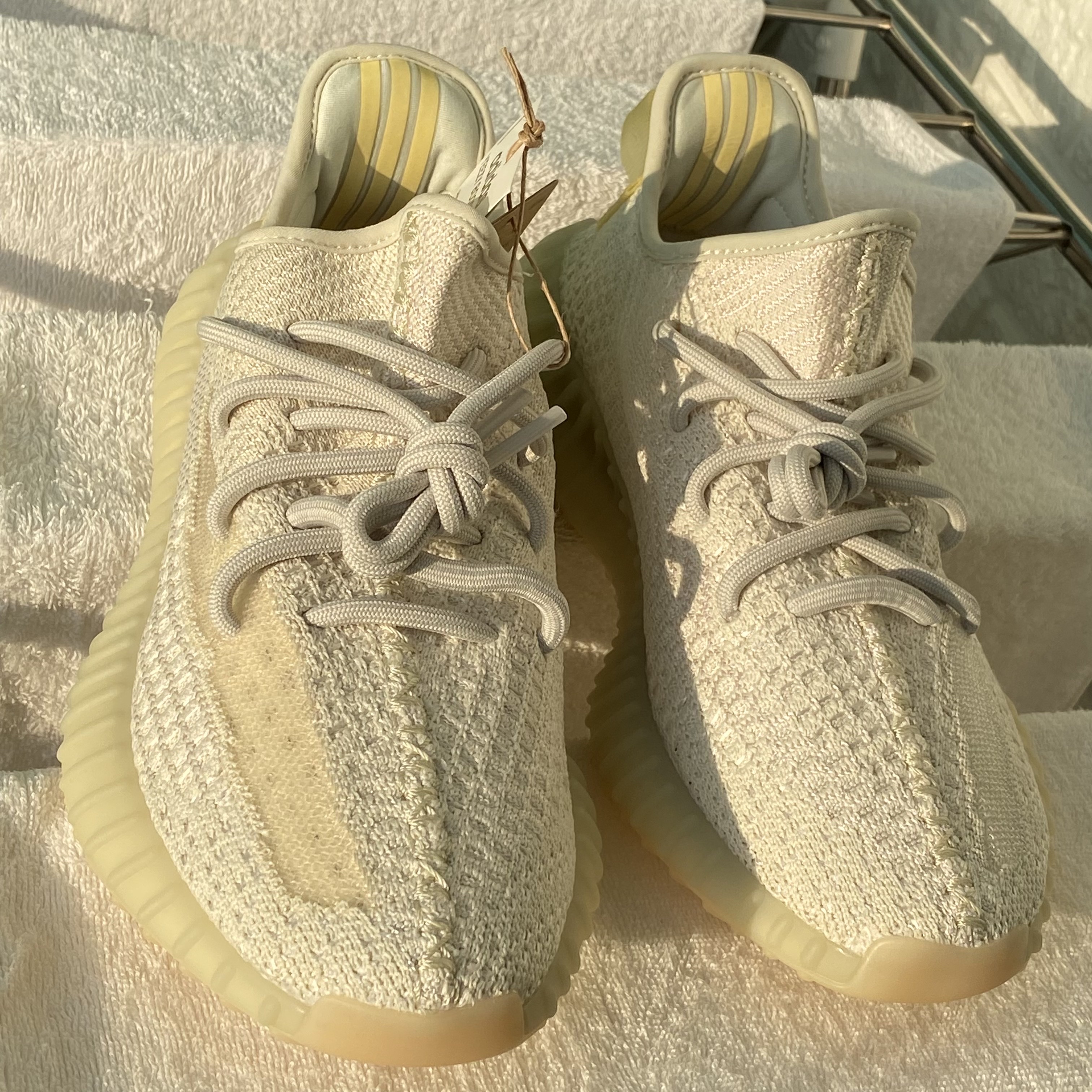 Adidas Yeezy Boost 350 V2 Light 착용 스타일 - 2