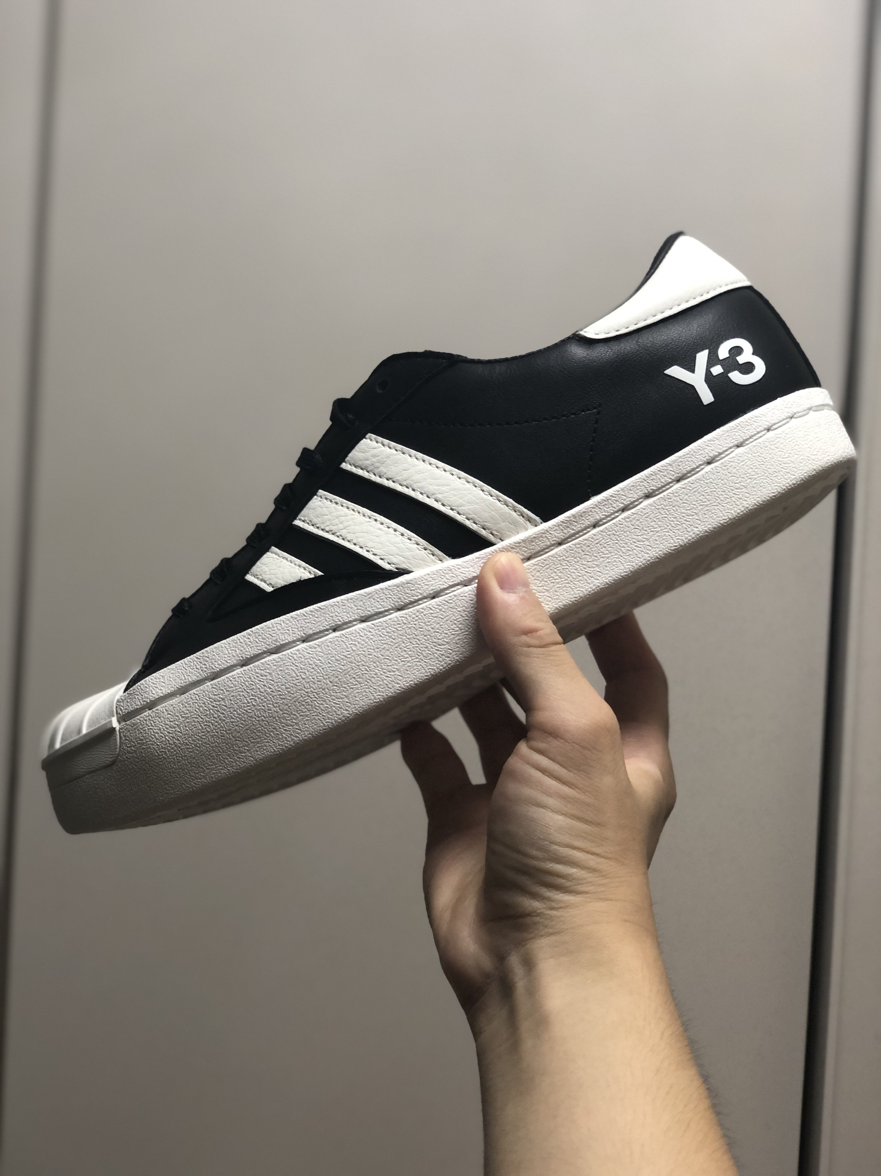 Y-3 Yohji Star Black White 착용 스타일