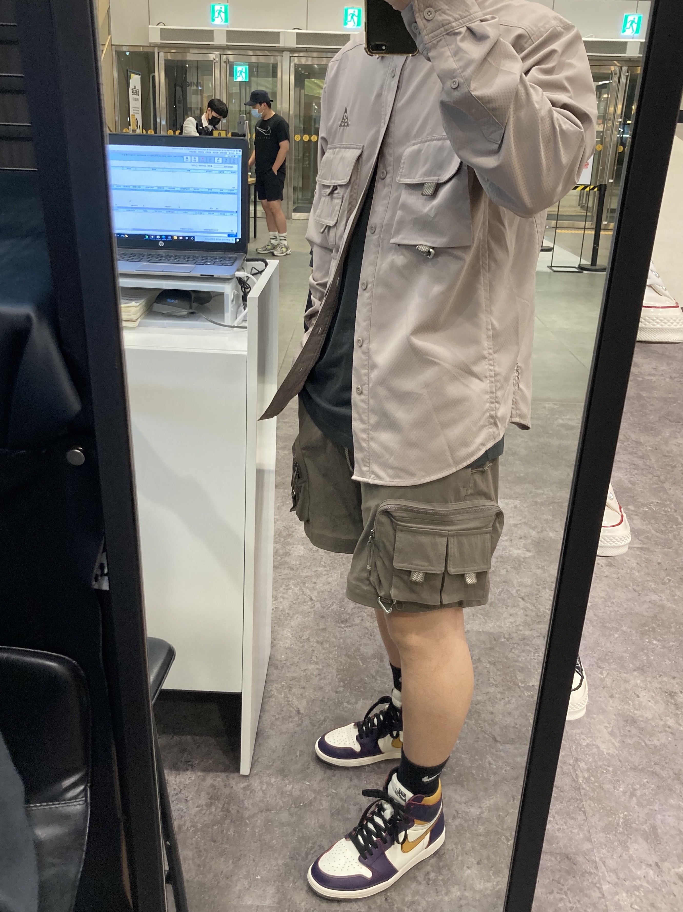 Nike ACG Cargo Shorts Ironstone - Asia, Nike ACG Devastation Trail Work Shirt Moon Fossil - Asia 착용 스타일