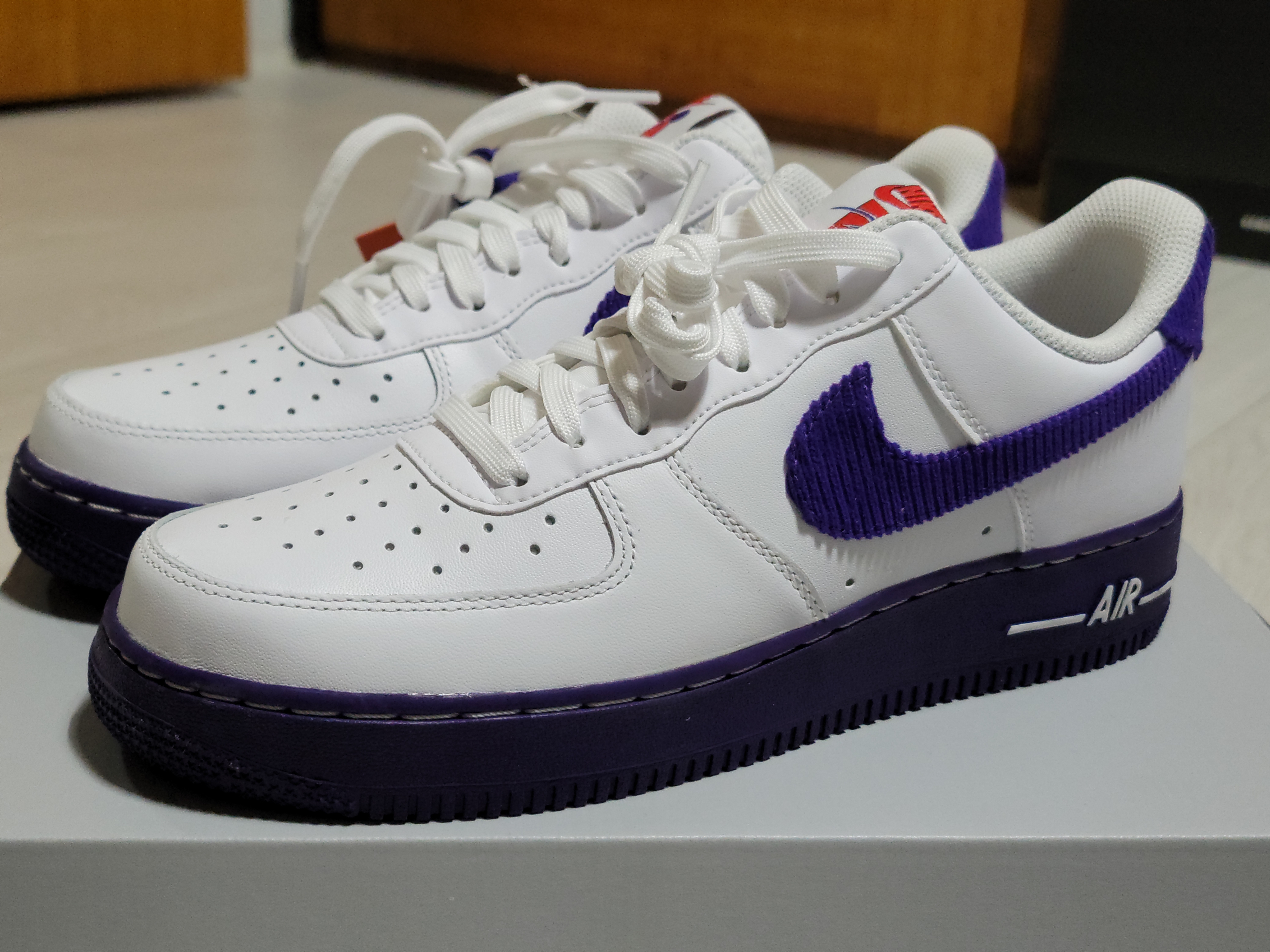 Nike Air Force 1 '07 LV8 EMB White and Court Purple 착용 스타일 - 1