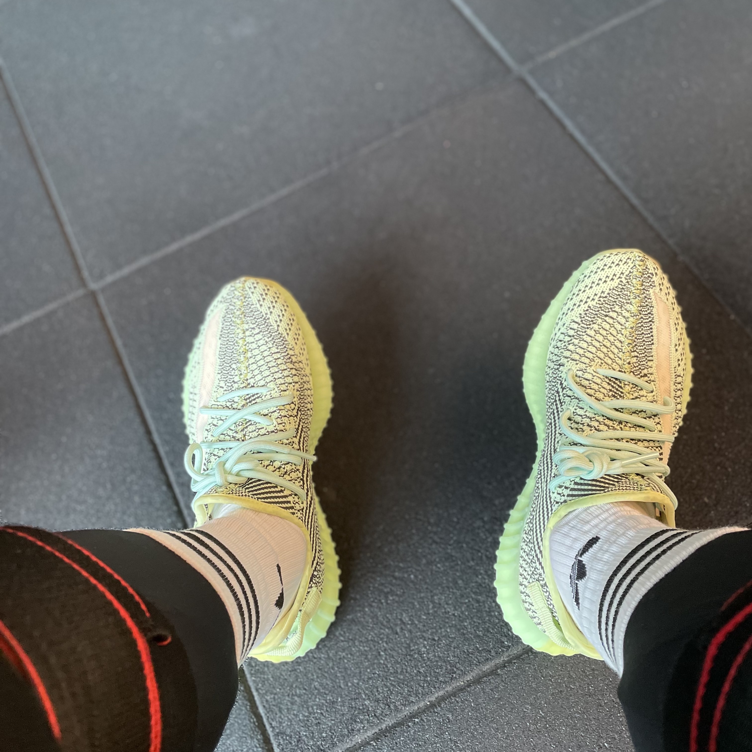 Adidas Yeezy Boost 350 V2 Yeezreel - Non-Reflective 착용 스타일 - 2