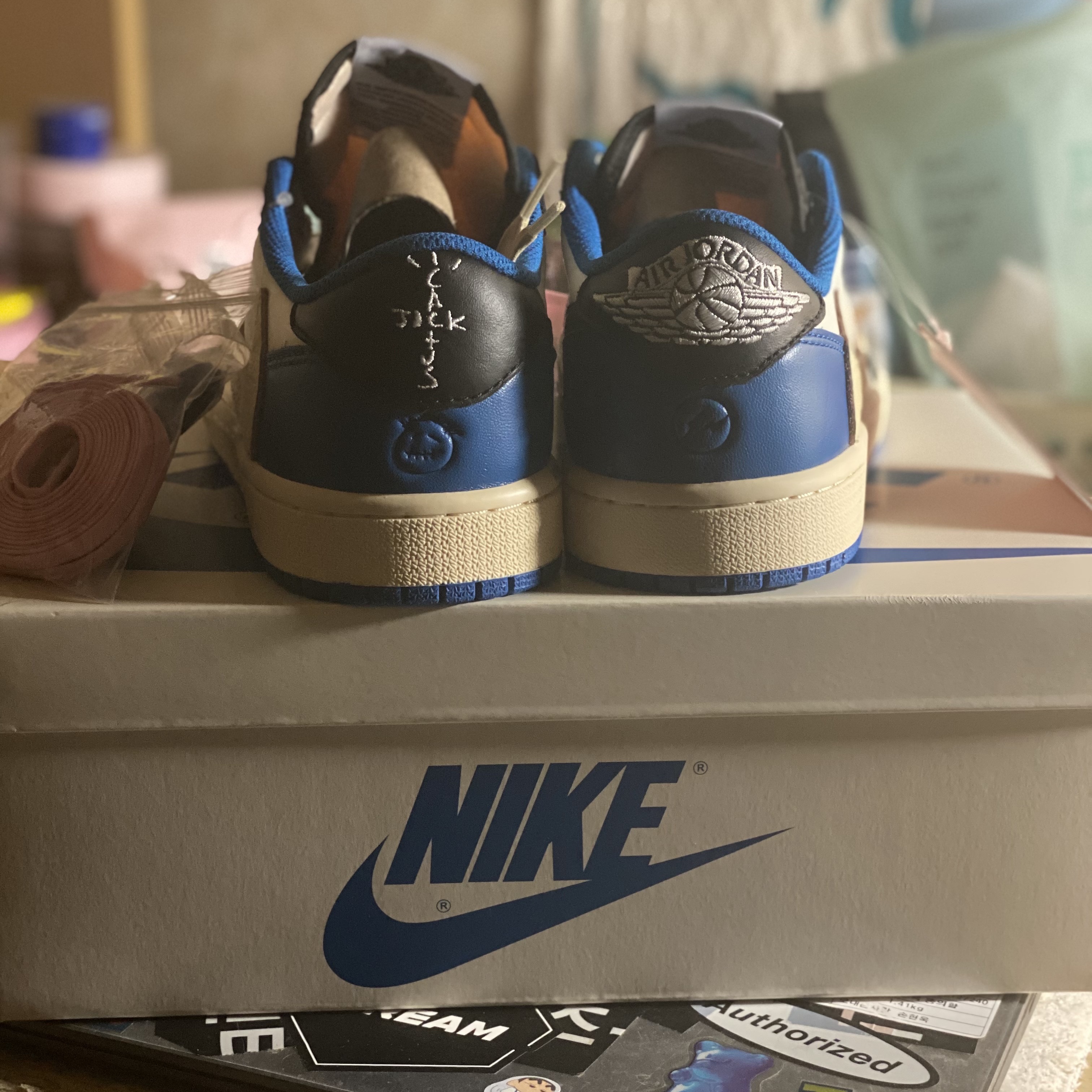 Jordan 1 x Travis Scott x Fragment Retro Low OG SP Military Blue 착용 스타일 - 2