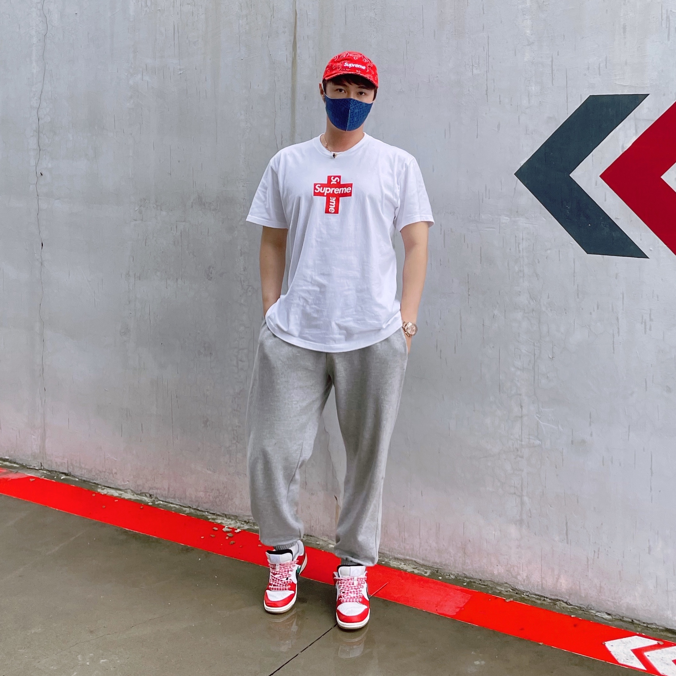 Supreme Cross Box Logo T-Shirt White - 20FW, Supreme Bandana Camp Cap Red - 21SS 착용 스타일