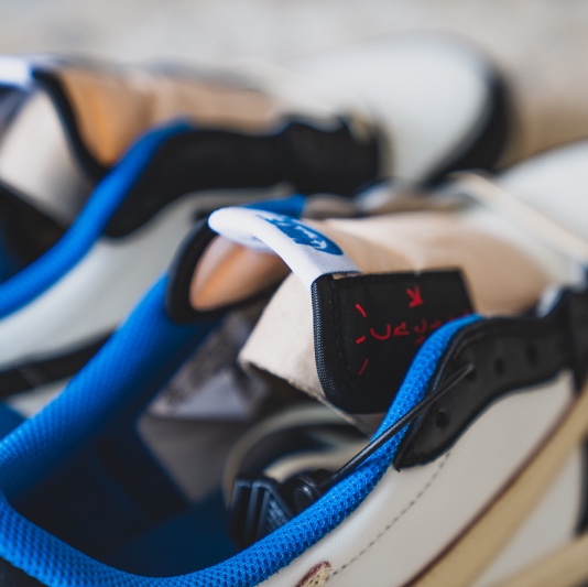 Jordan 1 x Travis Scott x Fragment Retro Low OG SP Military Blue 착용 스타일 - 3