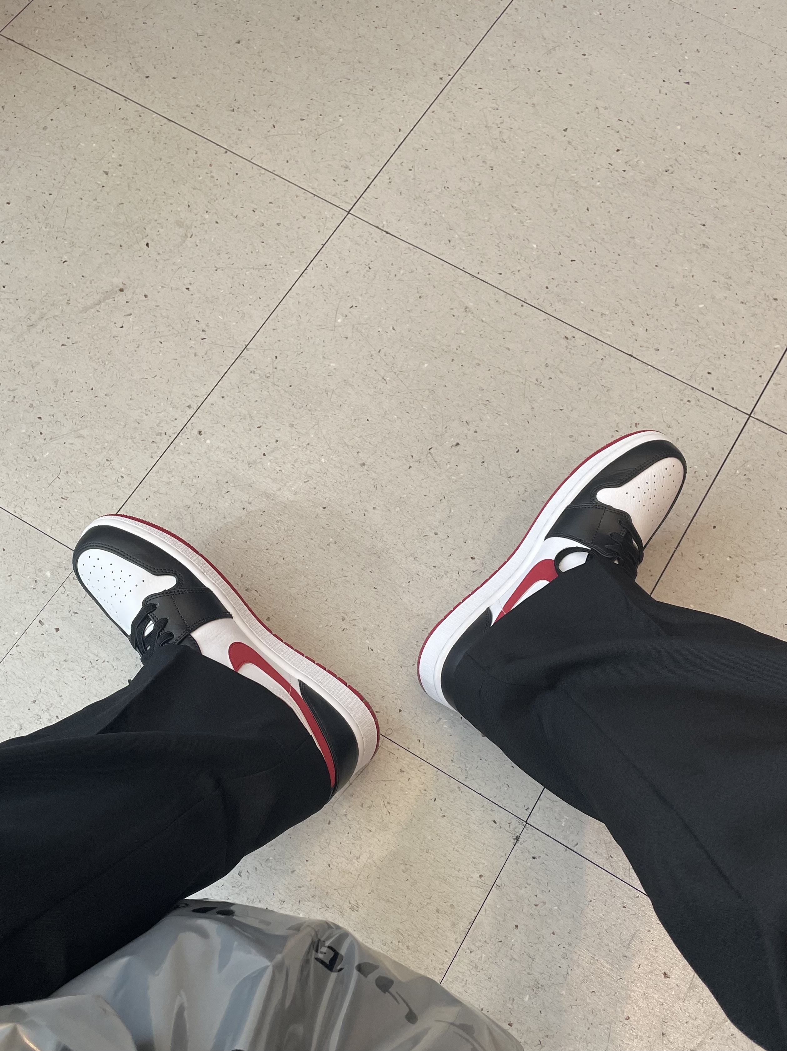 Jordan 1 Mid Gym Red Black White 착용 스타일