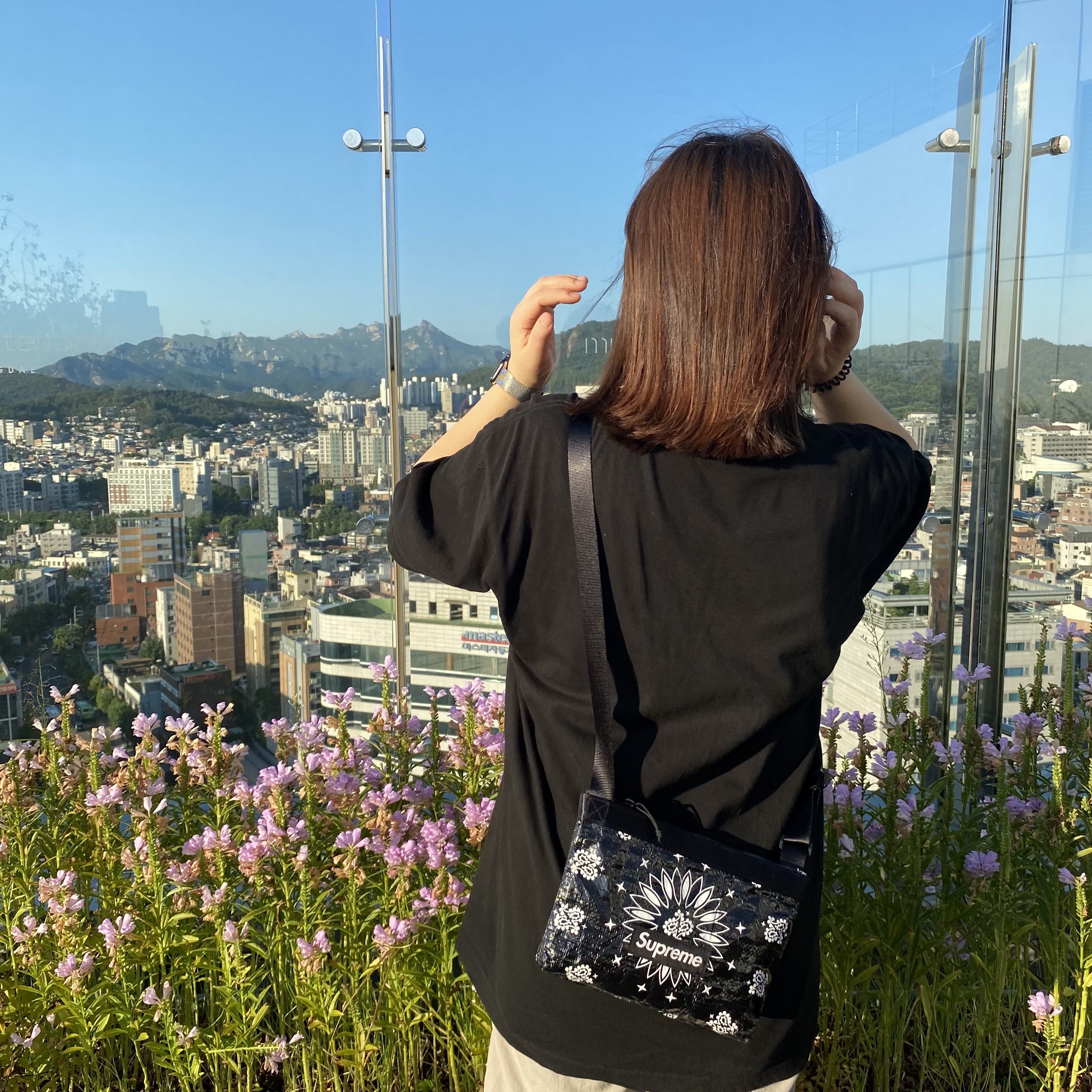 Supreme Bandana Tarp Side Bag Black - 21SS, Nike x Undercover Dunk High 1985 Gym Red 착용 스타일 - 1