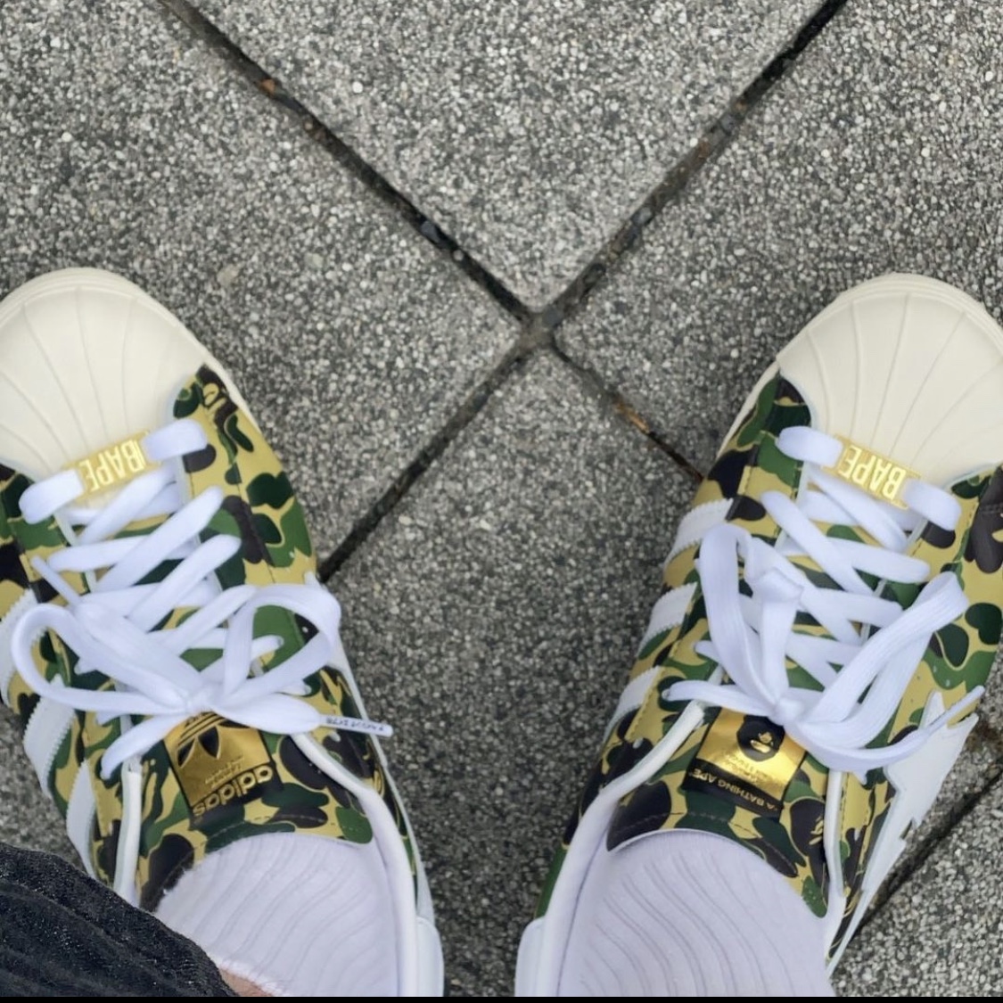 Adidas x BAPE Superstar 80s Green Camo 착용 스타일