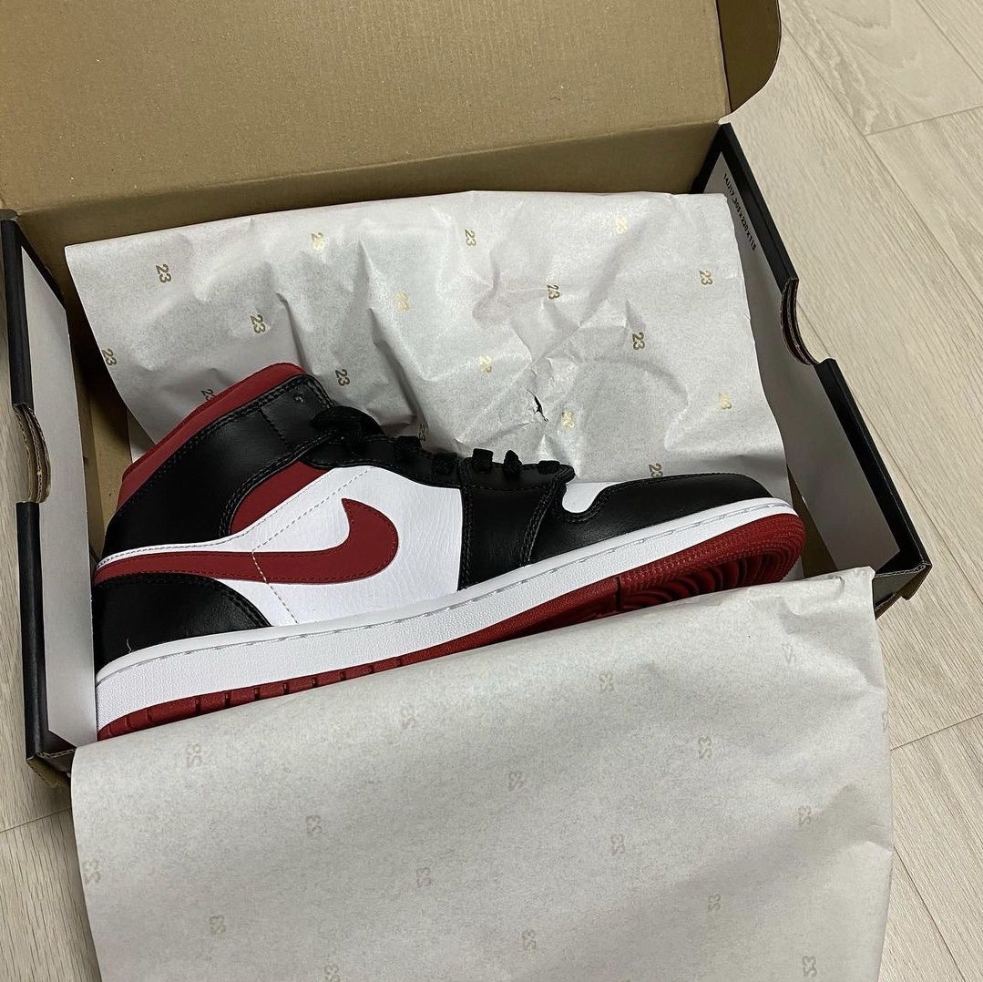 Jordan 1 Mid Gym Red Black White 착용 스타일 - 3