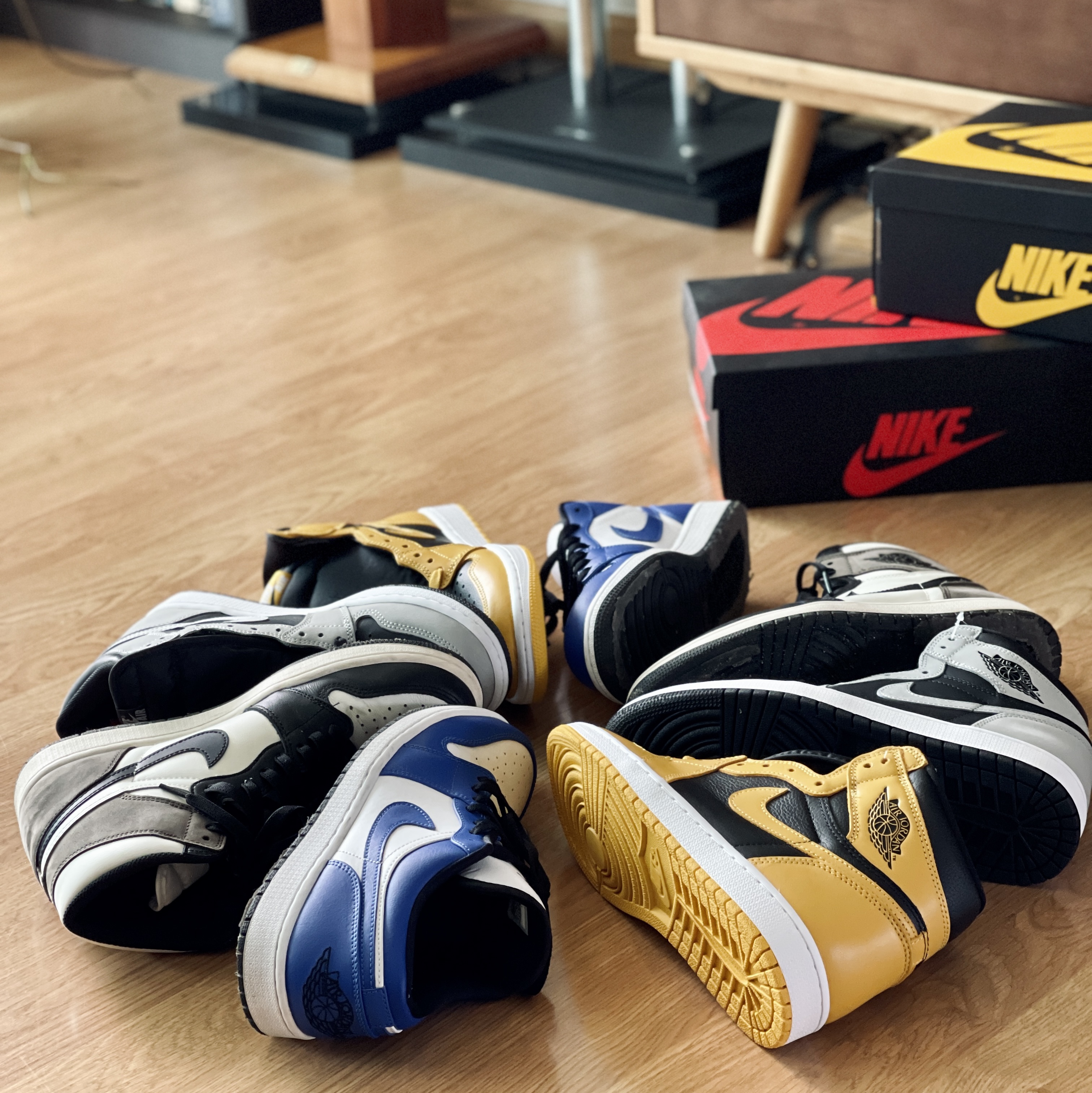 Jordan 1 Retro High OG Black Mocha, Jordan 1 Low Hyper Royal 착용 스타일 - 2