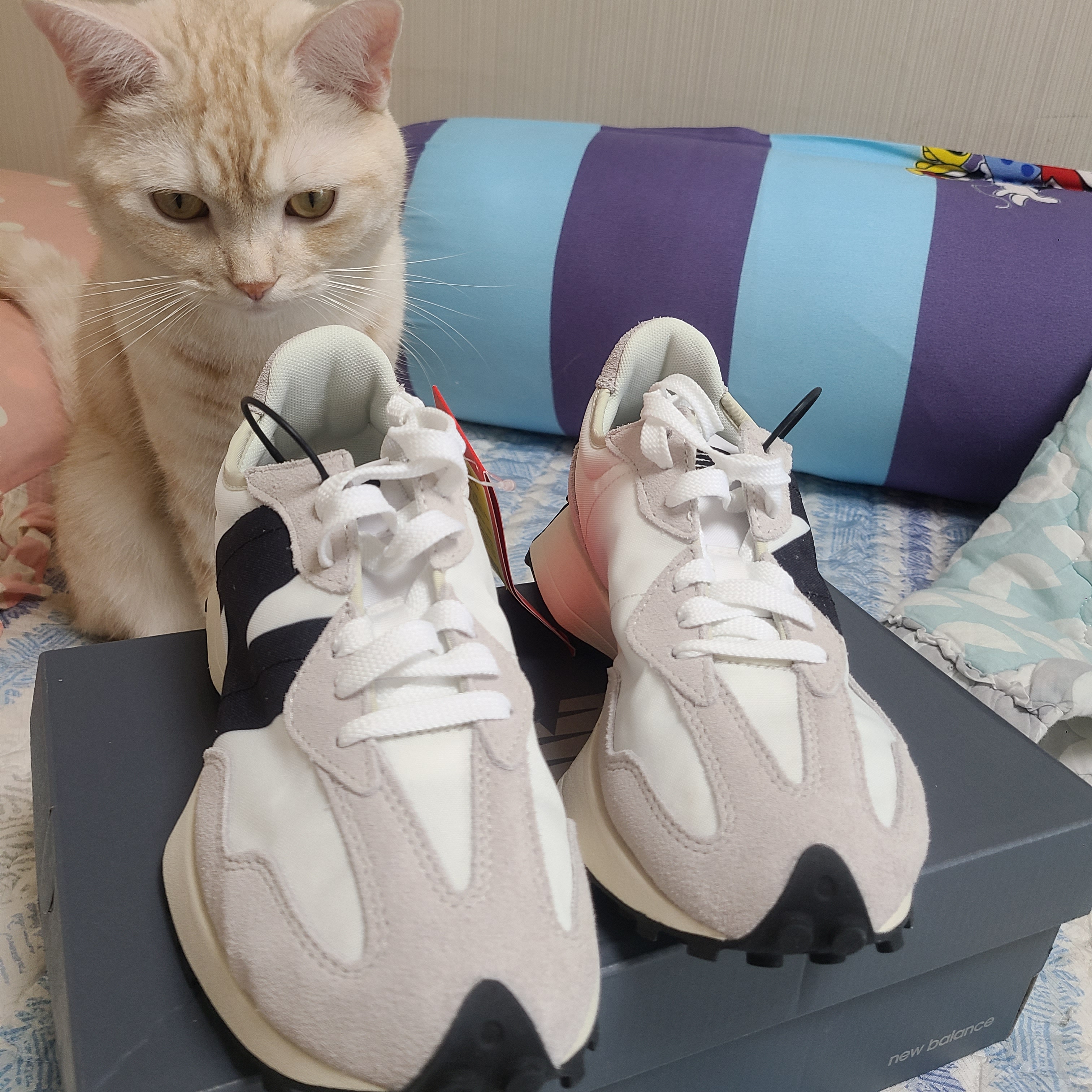 New Balance 327 White Black 착용 스타일 - 3