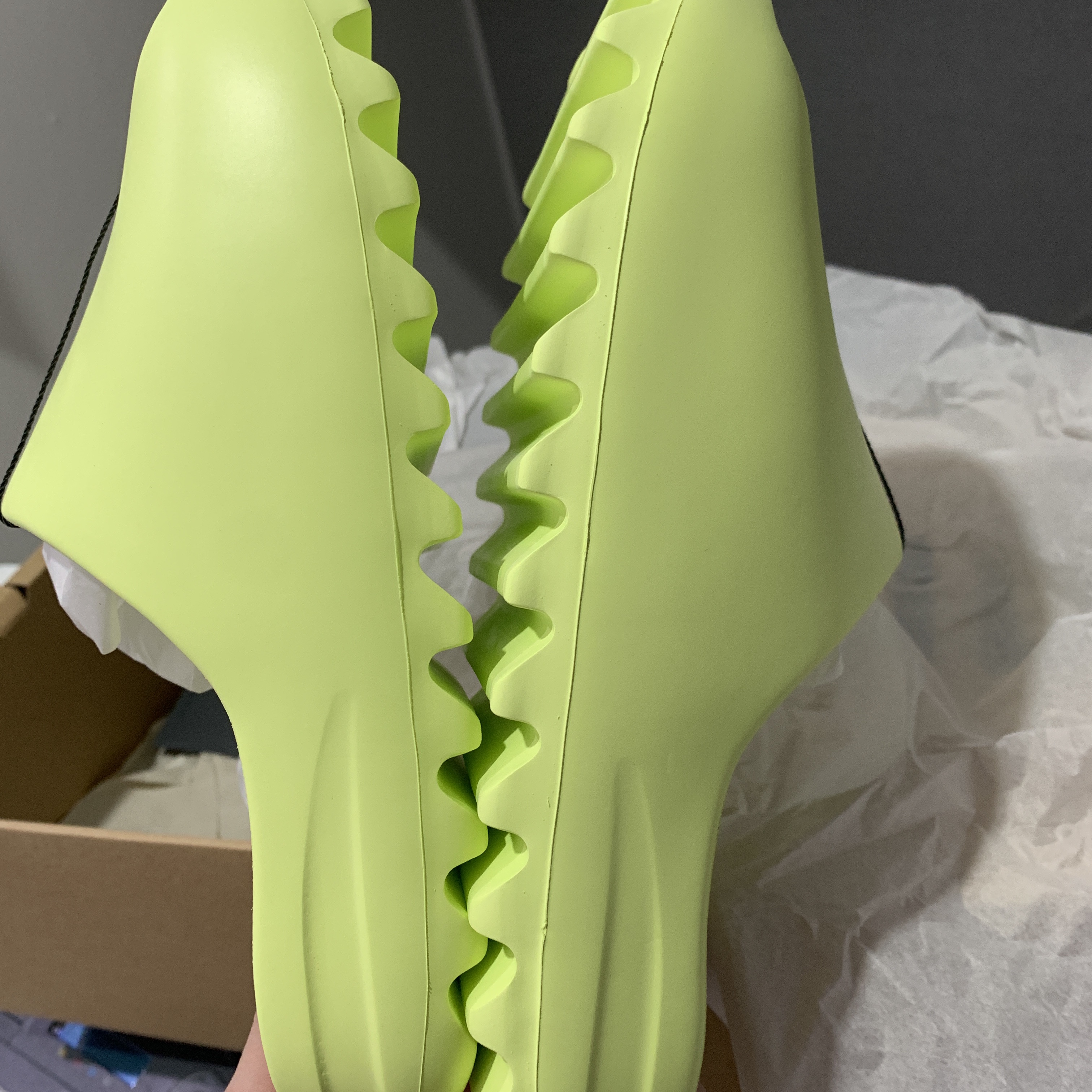 Adidas Yeezy Slide Glow Green 착용 스타일 - 2
