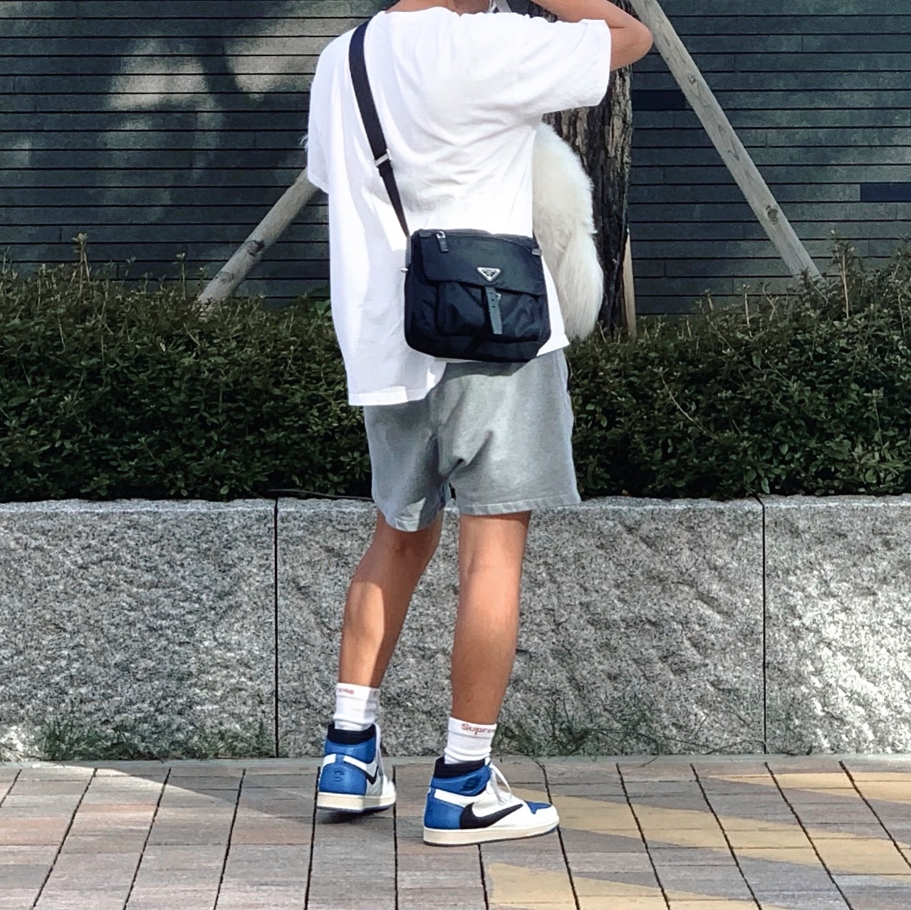 Jordan 1 x Travis Scott x Fragment Retro High OG SP Military Blue, Supreme Hanes Crew Socks White (4 Pack) 착용 스타일 - 1