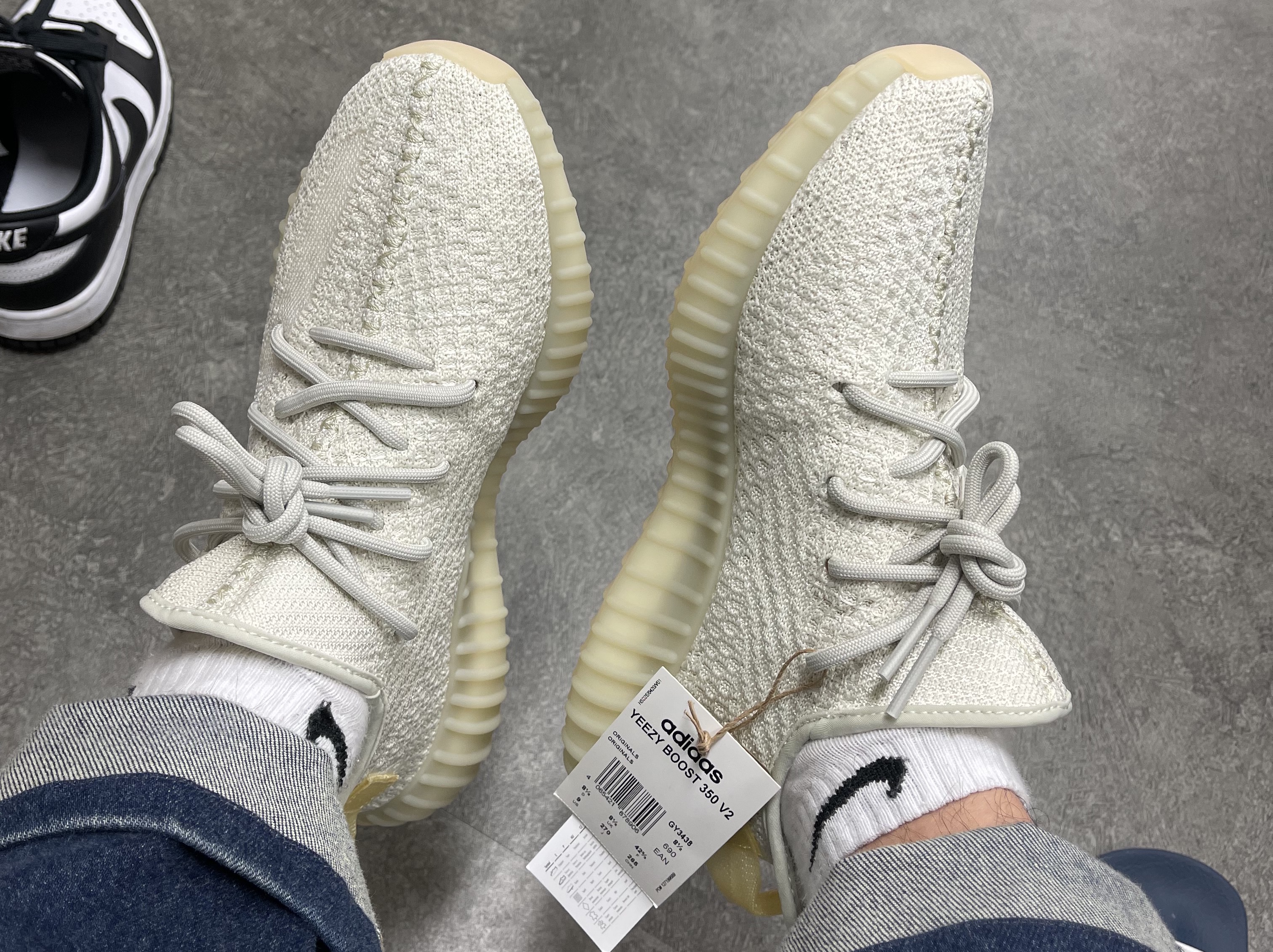 Adidas Yeezy Boost 350 V2 Light, Nike Dunk Low Retro Black 착용 스타일 - 2