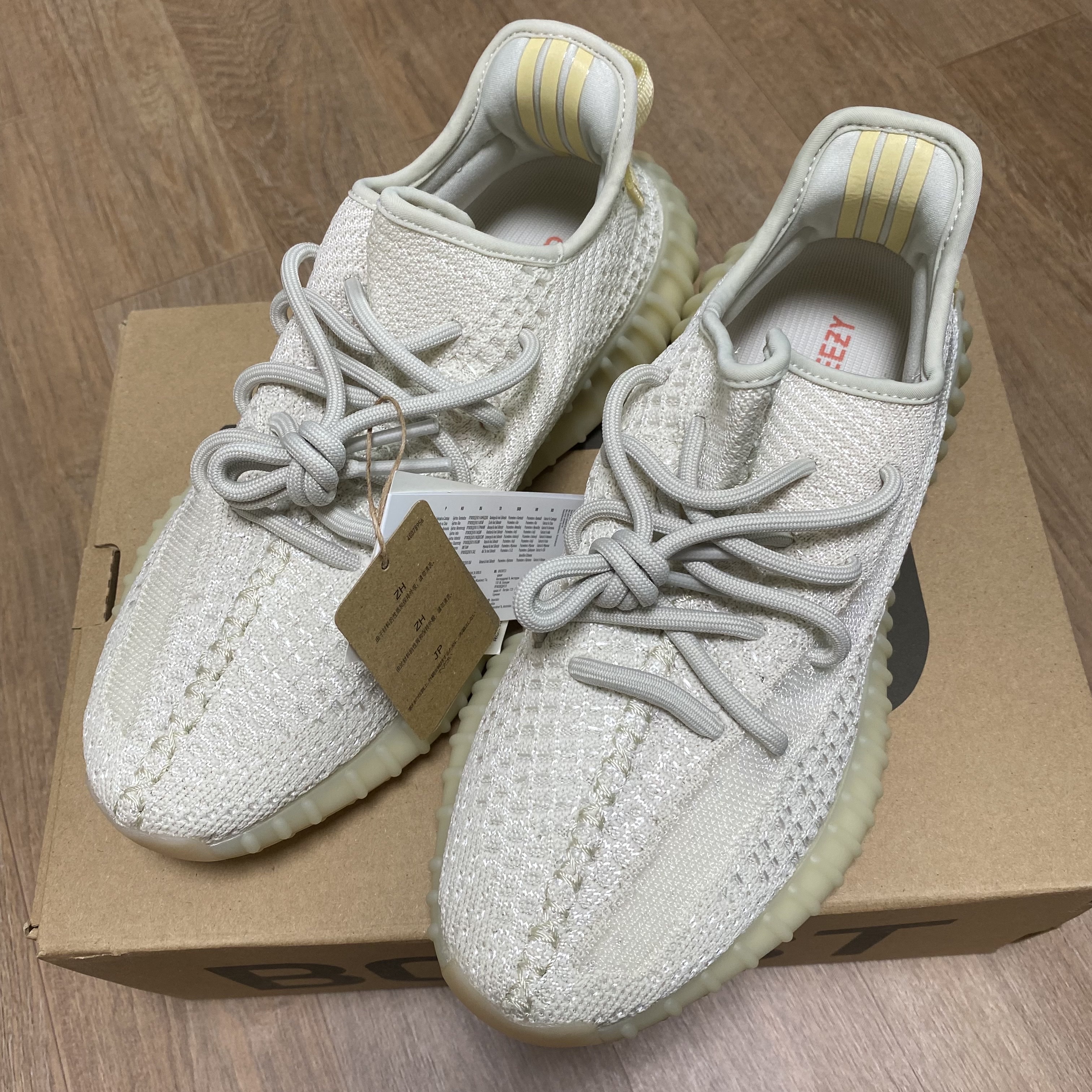 Adidas Yeezy Boost 350 V2 Light 착용 스타일 - 1