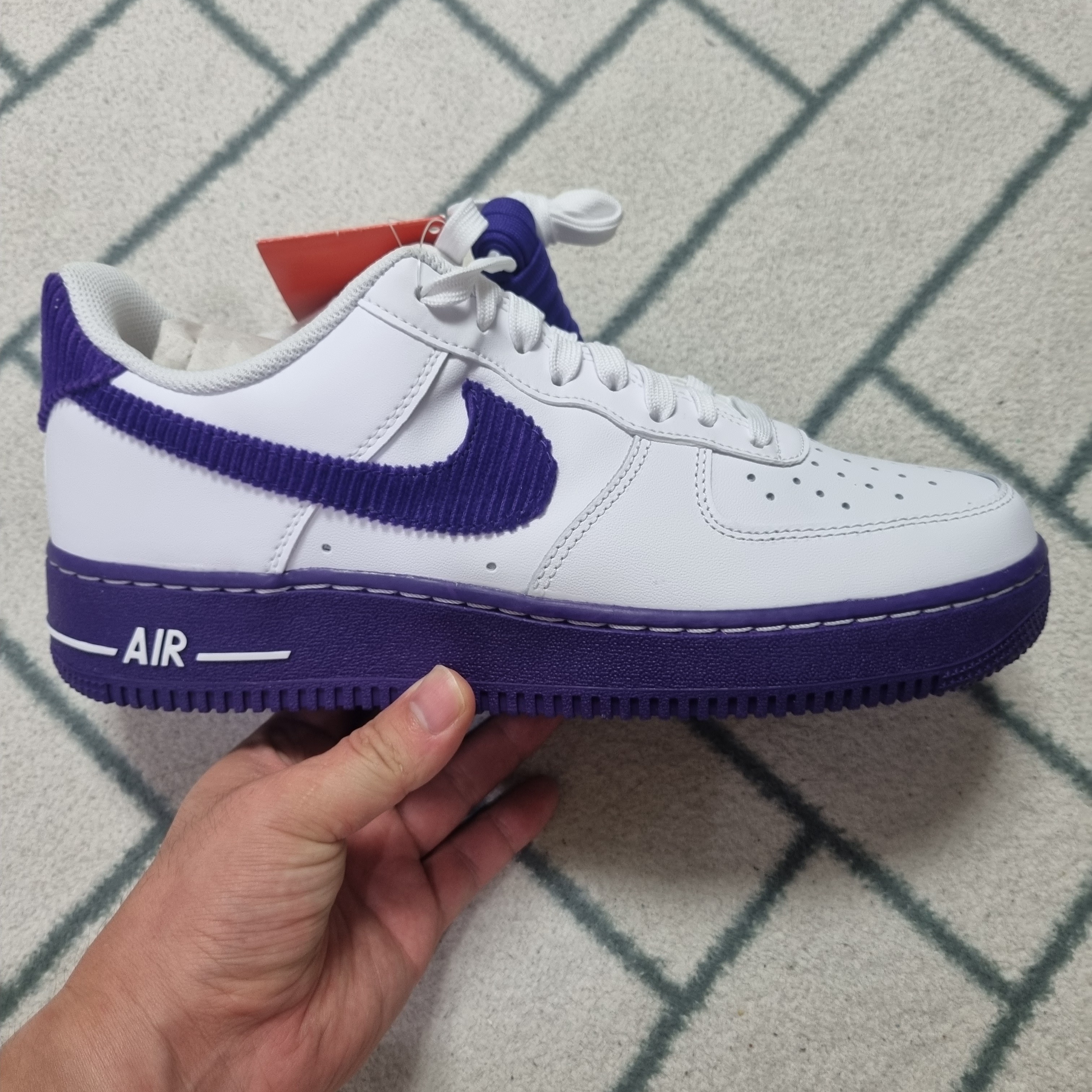 Nike Air Force 1 '07 LV8 EMB White and Court Purple 착용 스타일 - 2