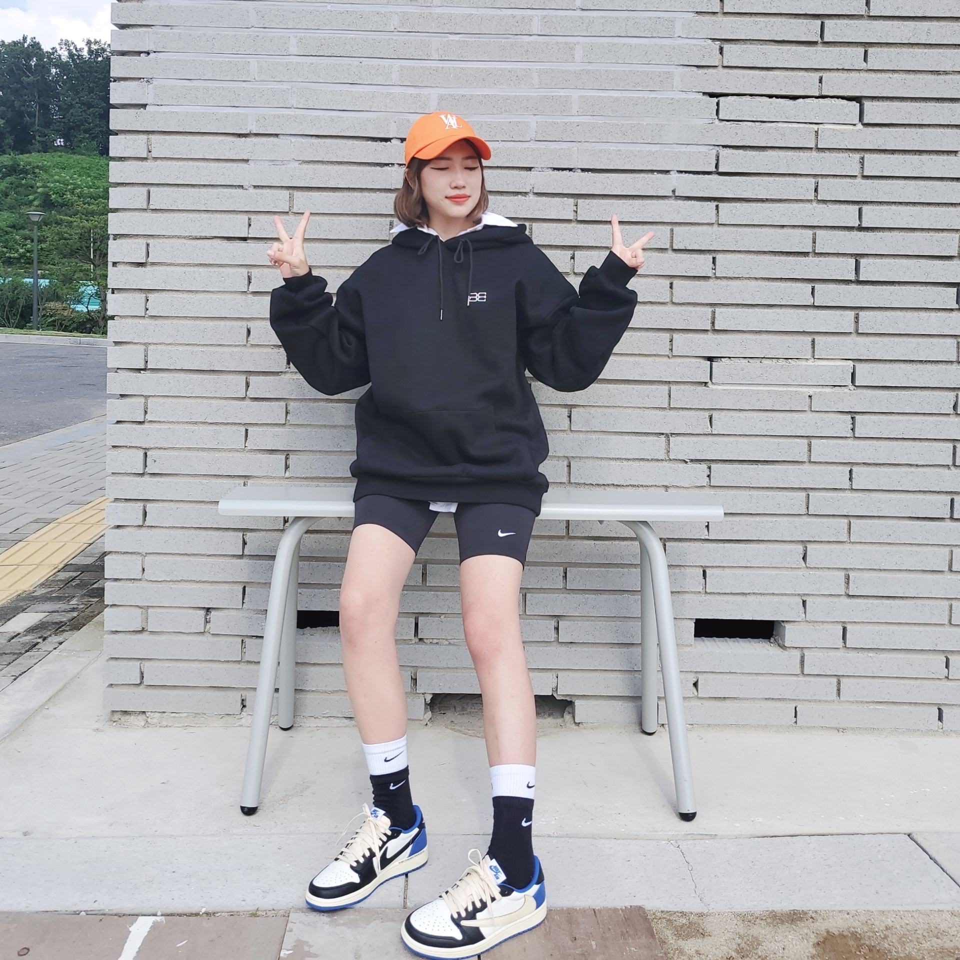Jordan 1 x Travis Scott x Fragment Retro Low OG SP Military Blue, Nike Everyday Plus Cushioned Training Crew Socks Black White (Korean Ver.) 착용 스타일 - 1