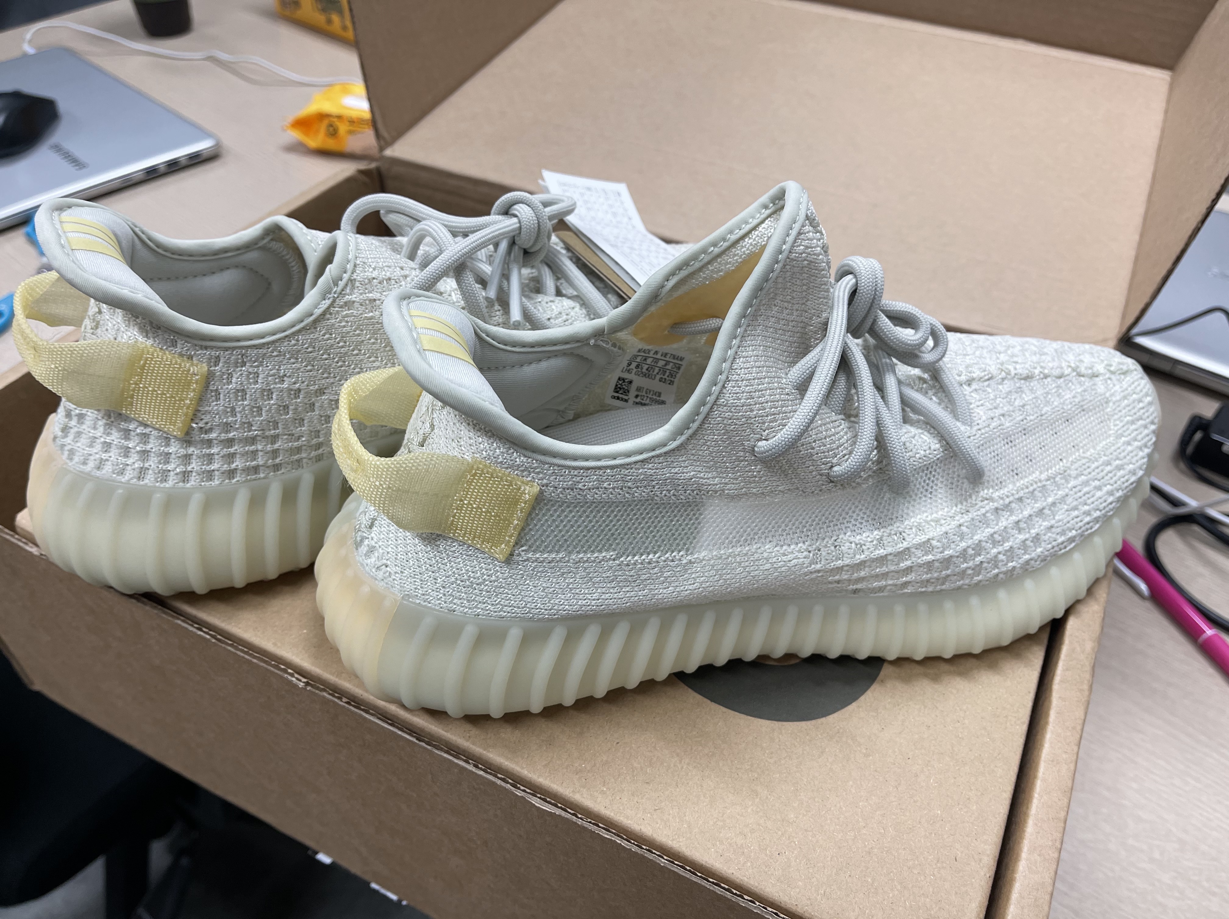 Adidas Yeezy Boost 350 V2 Light, Nike Dunk Low Retro Black 착용 스타일 - 1
