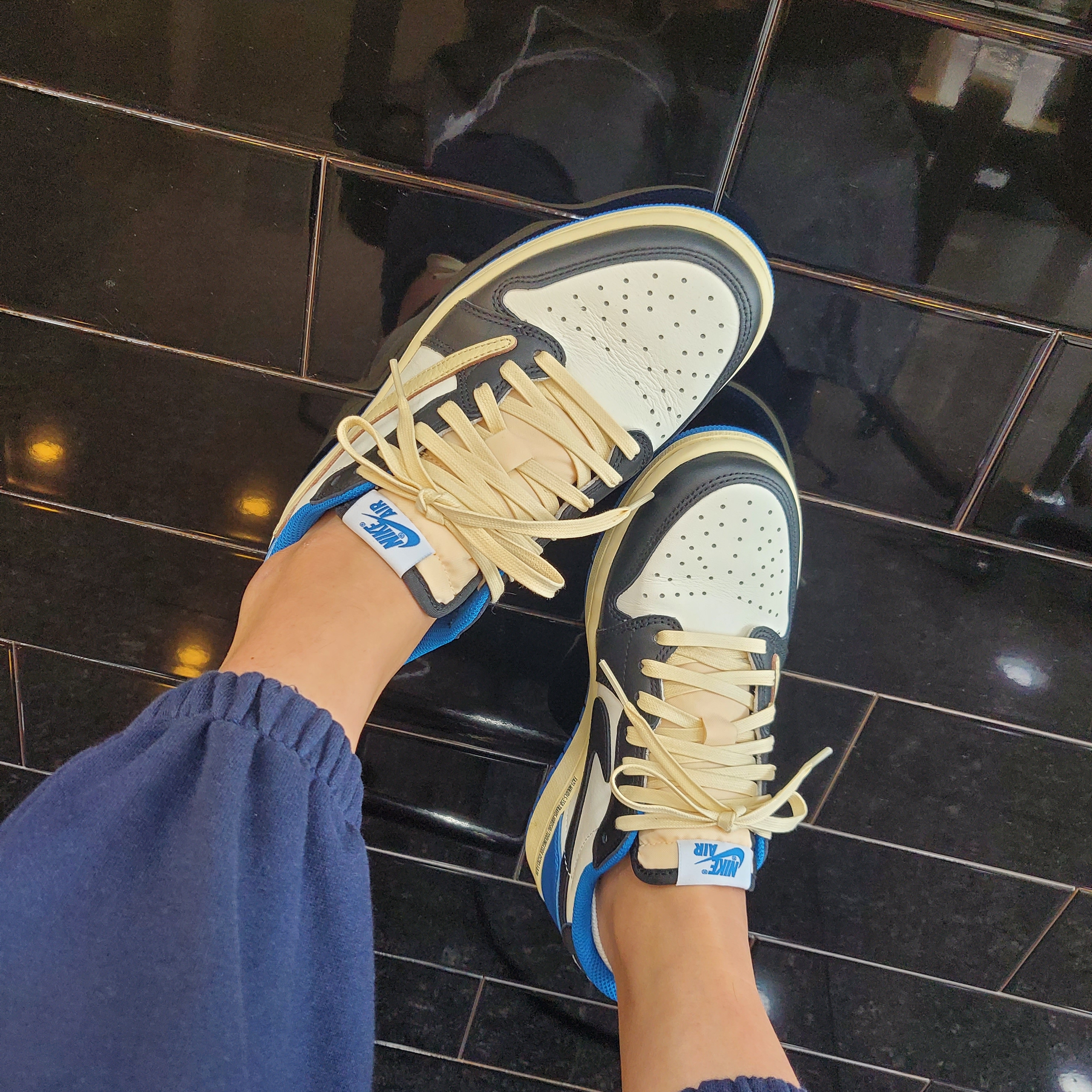 Jordan 1 x Travis Scott x Fragment Retro Low OG SP Military Blue, Nike Everyday Plus Cushioned Training Crew Socks Black White (Korean Ver.) 착용 스타일 - 4