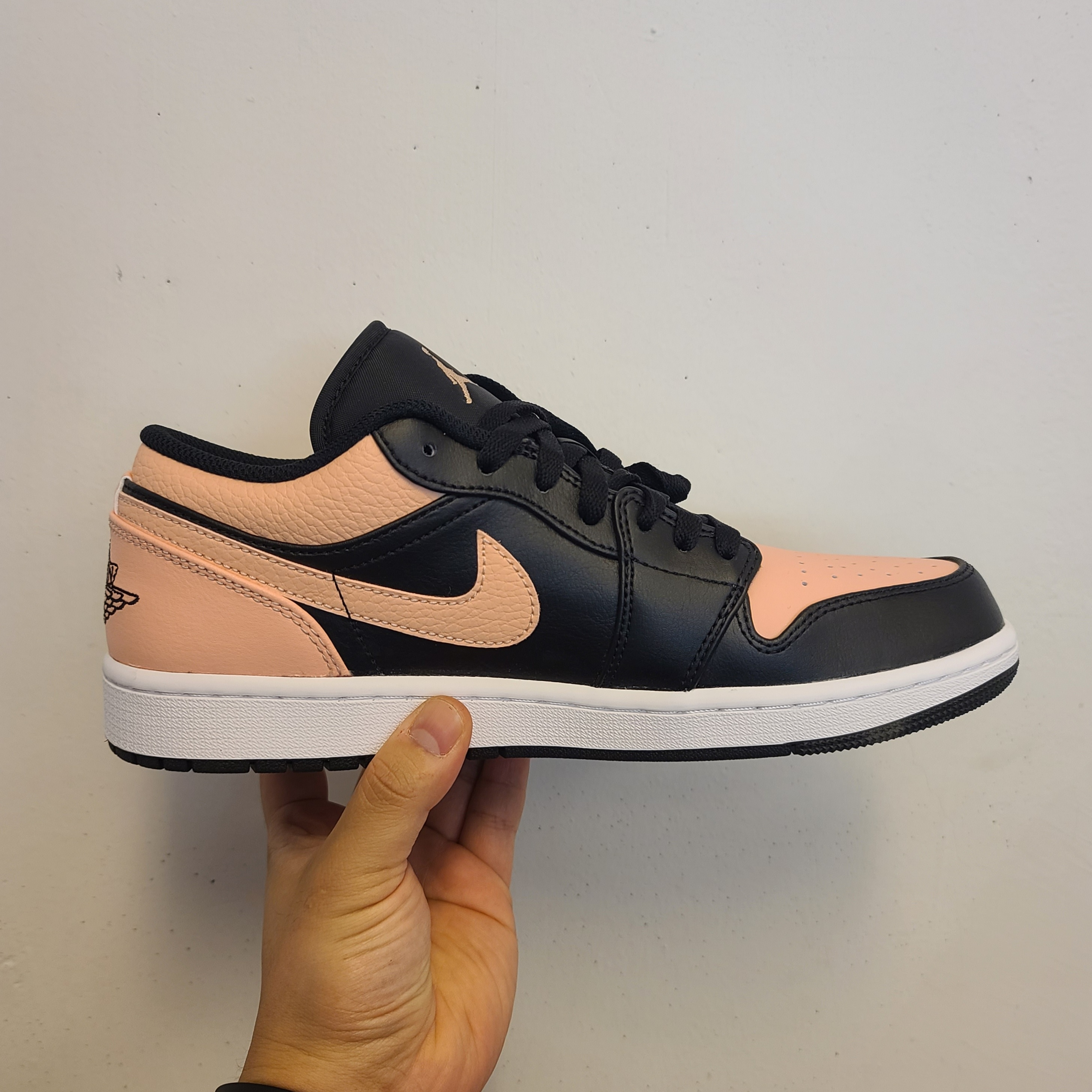 Jordan 1 Low Crimson Tint 착용 스타일