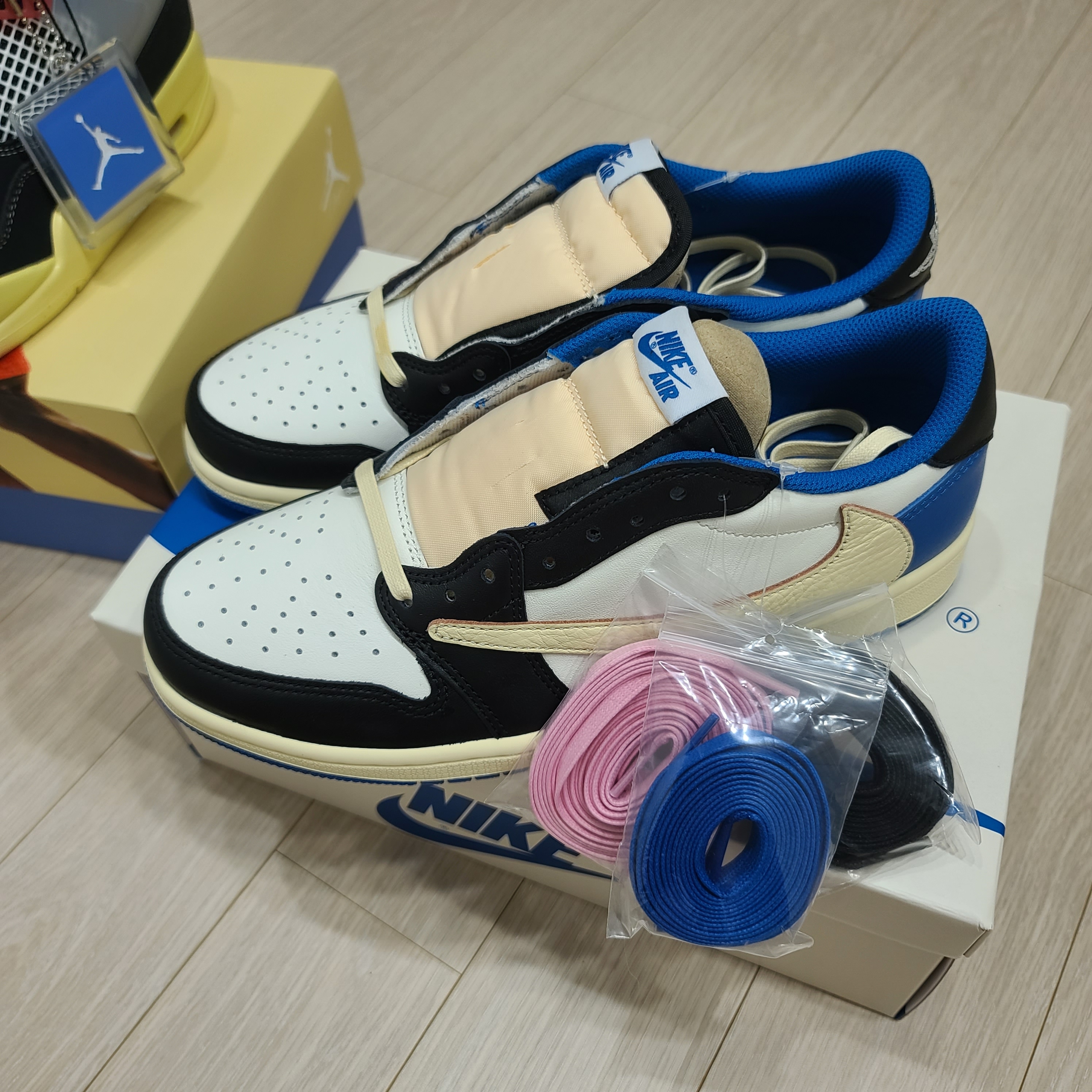 Jordan 1 x Travis Scott x Fragment Retro Low OG SP Military Blue 착용 스타일 - 1