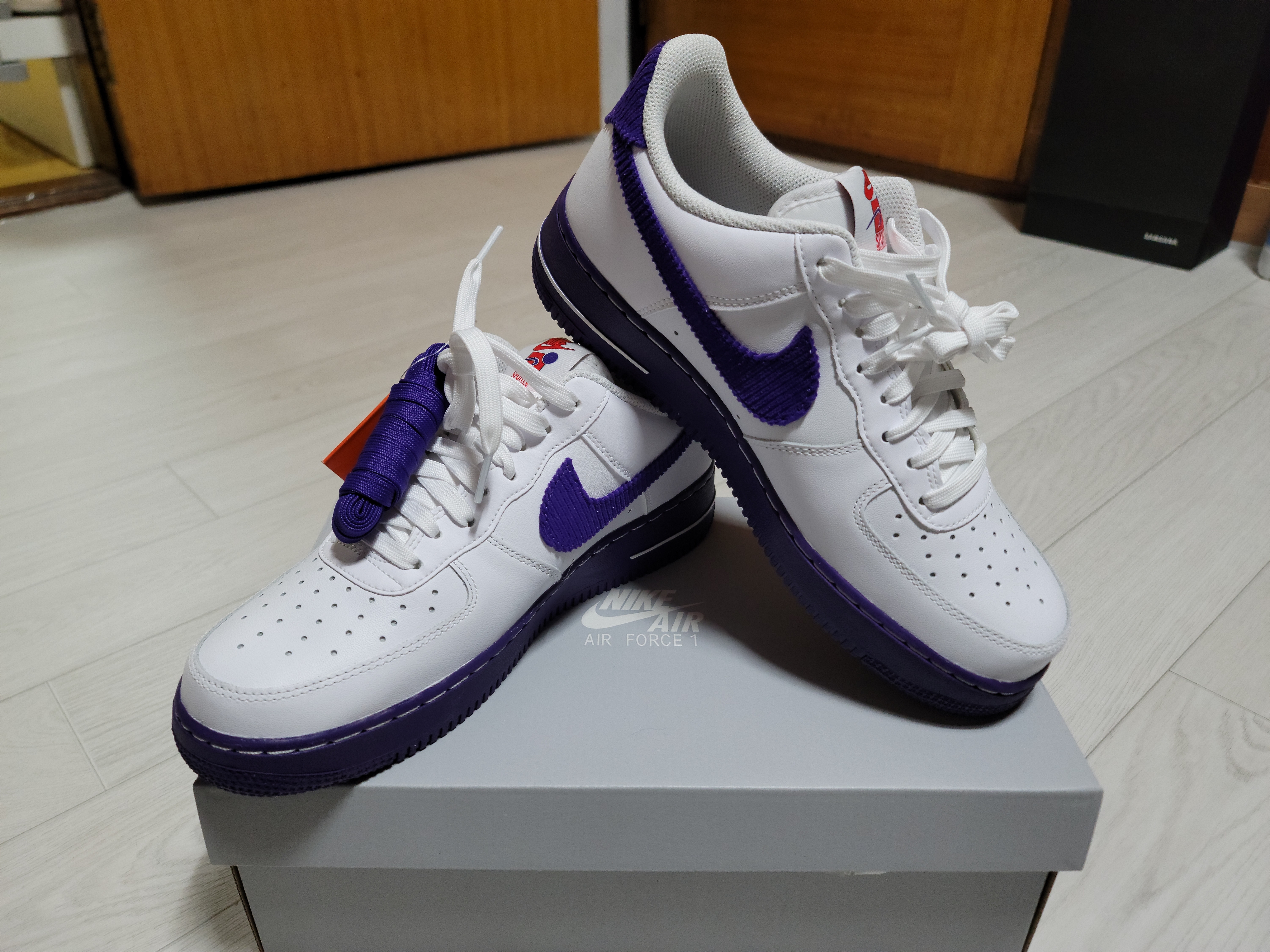 Nike Air Force 1 '07 LV8 EMB White and Court Purple 착용 스타일 - 2