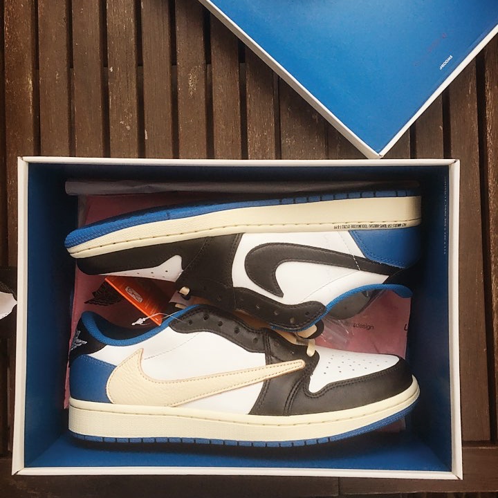 Jordan 1 x Dior High OG, Jordan 1 x Off-White Retro High University Blue 착용 스타일 - 4