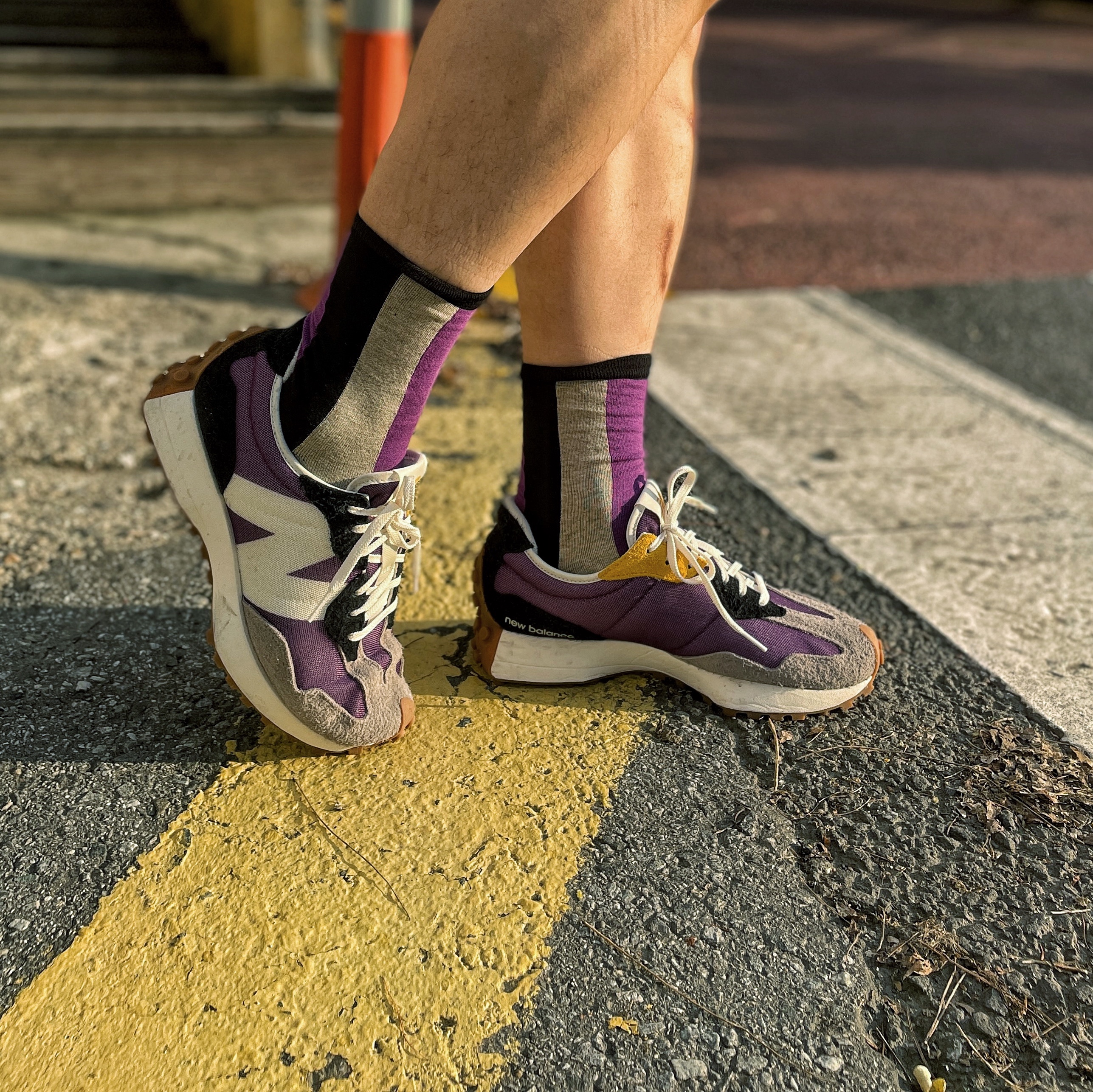 (W) New Balance 327 Purple Black 착용 스타일 - 4