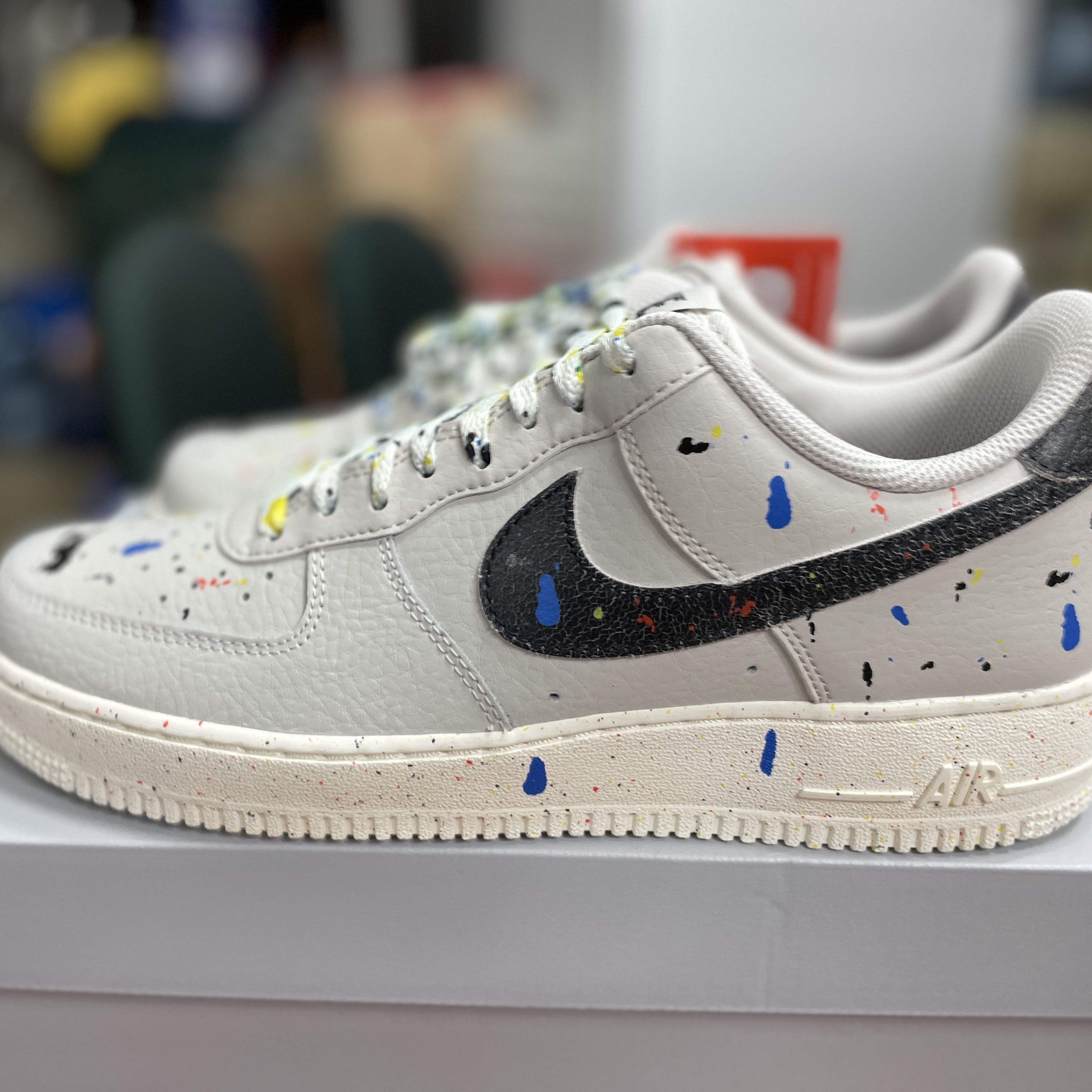 Nike Air Force 1 '07 LV8 Paint Splatter Light Bone 착용 스타일