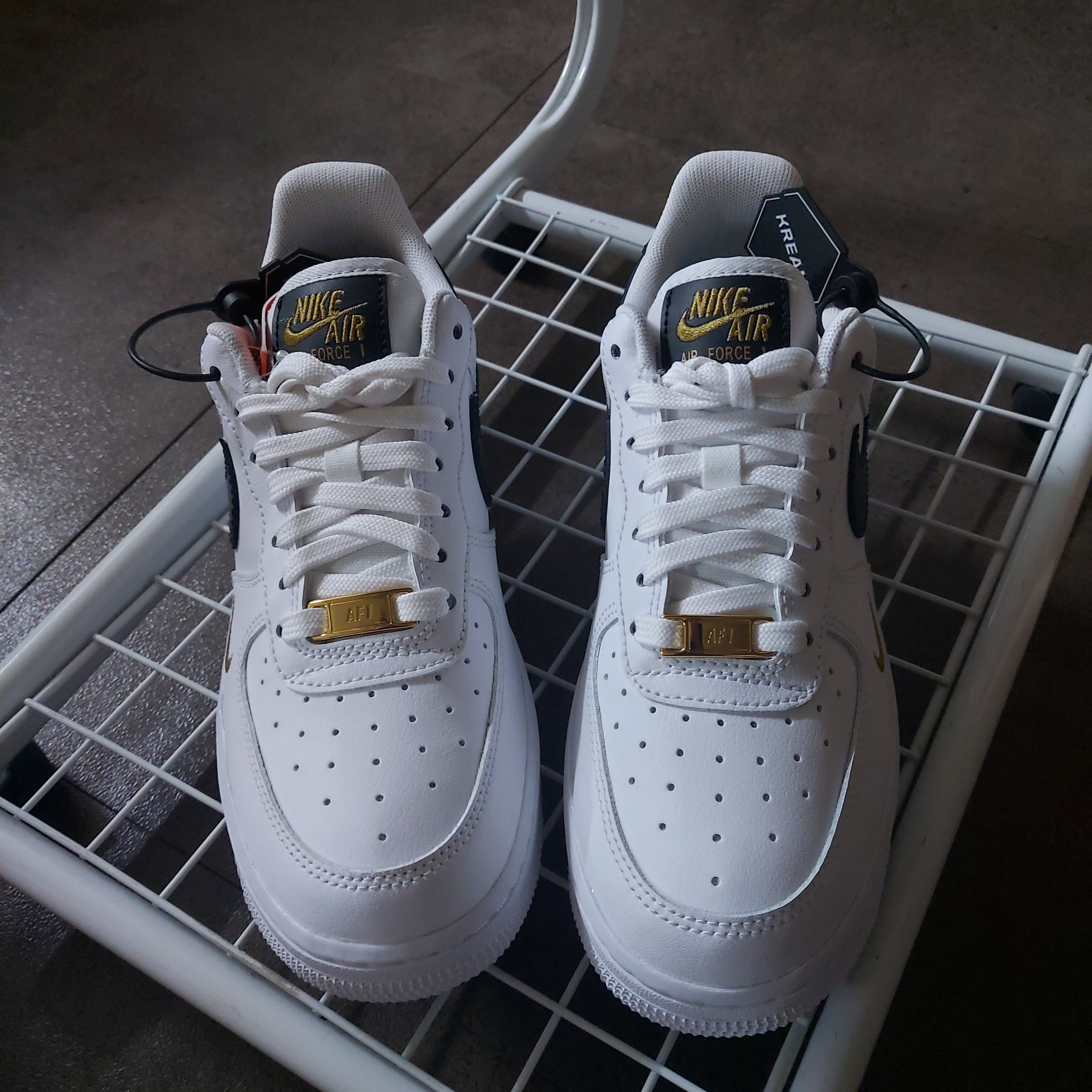 (W) Nike Air Force 1 '07 Essential White Black 착용 스타일 - 2