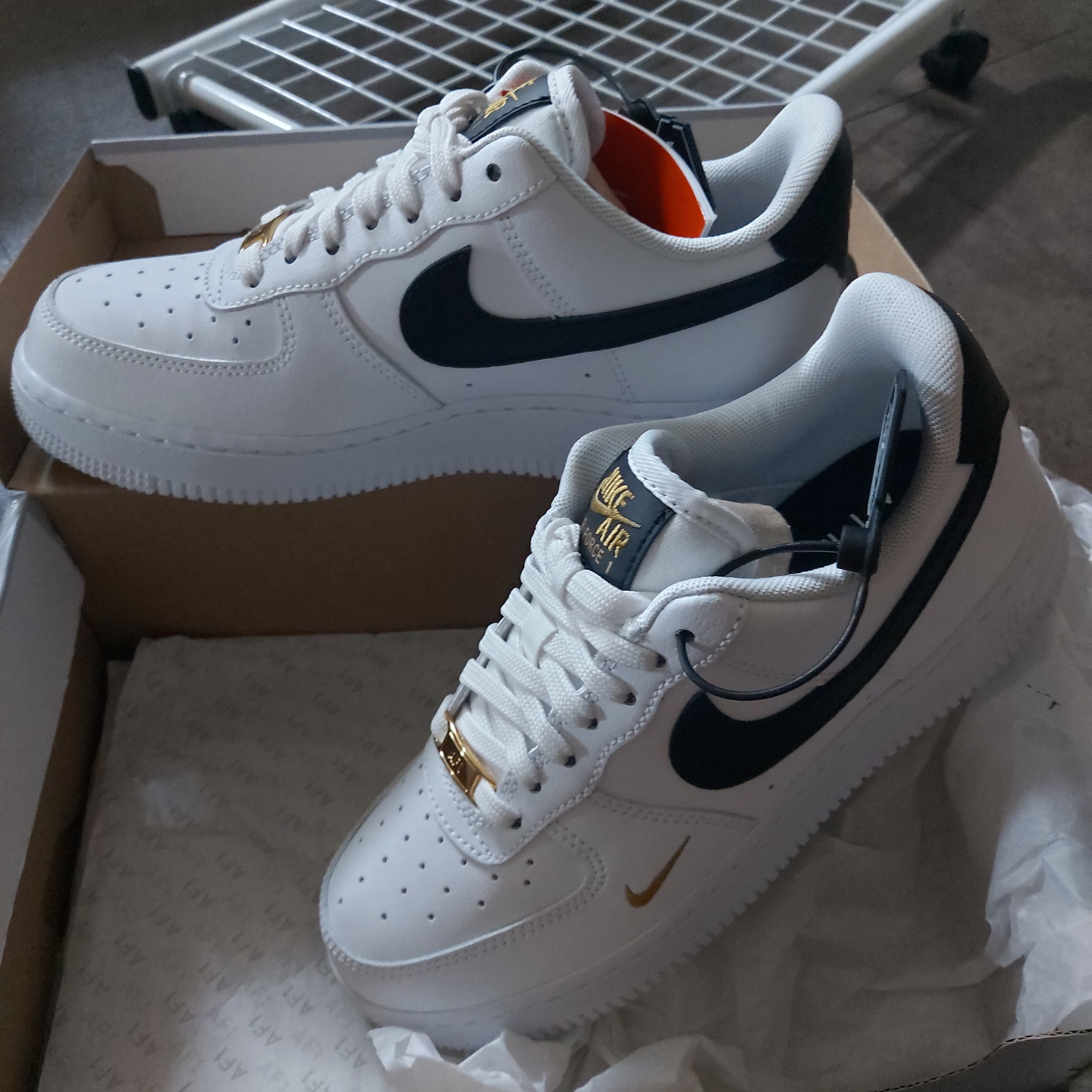 (W) Nike Air Force 1 '07 Essential White Black 착용 스타일 - 3
