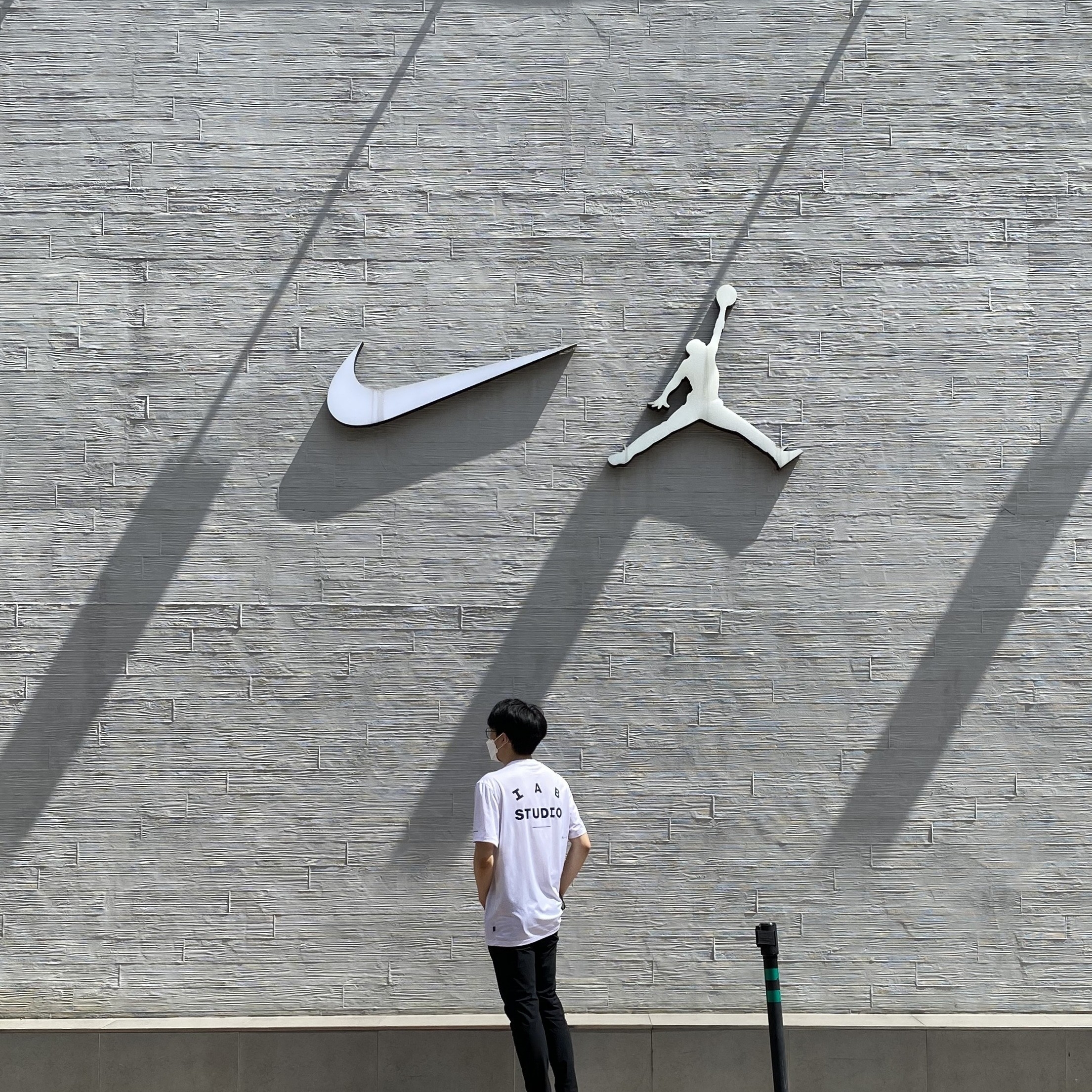 IAB Studio x Asics White Running T-Shirt 착용 스타일