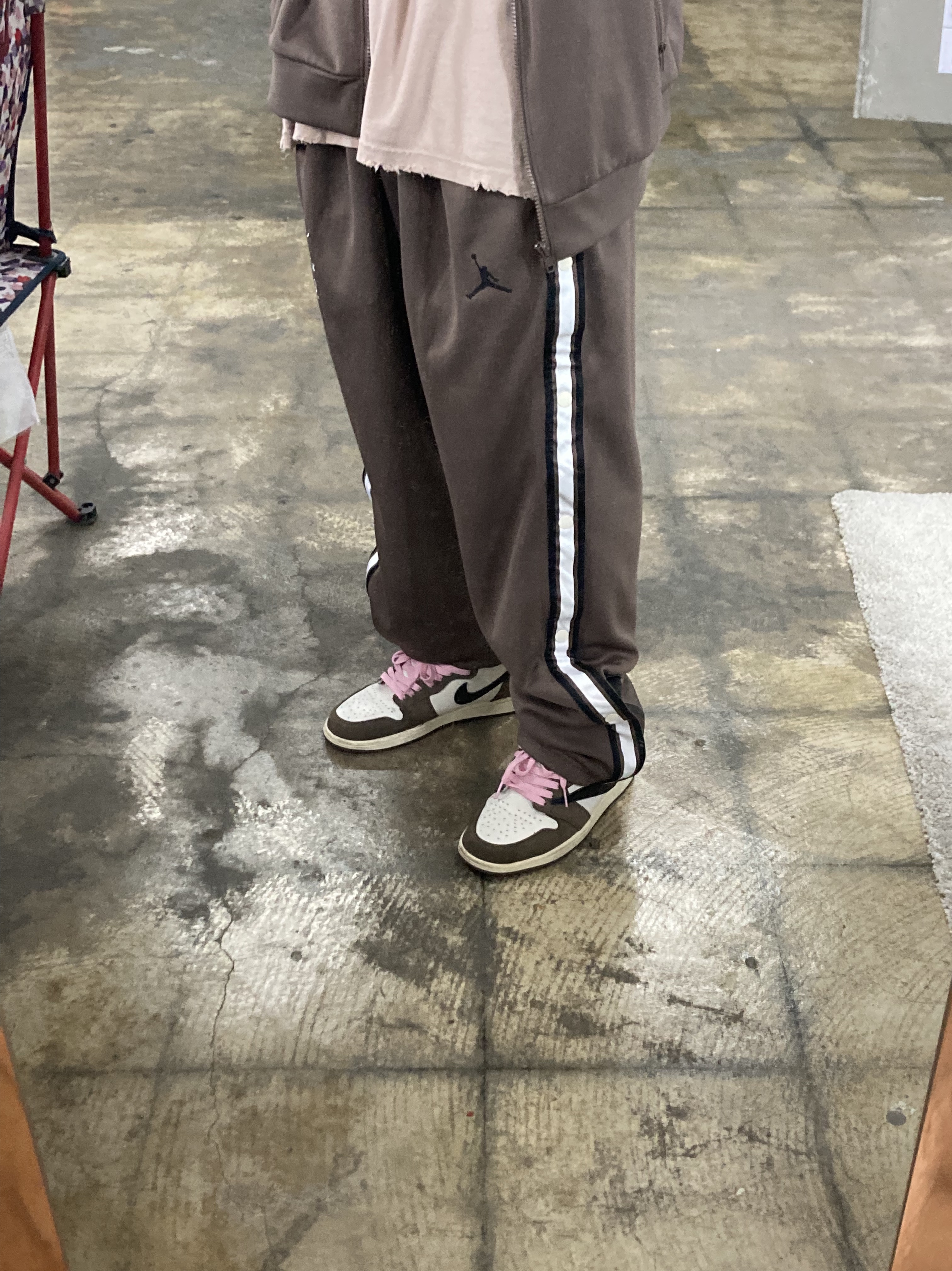 Jordan 1 x Travis Scott Retro High OG SP Mocha, Jordan x Travis Scott MJ Track Pants 착용 스타일 - 2