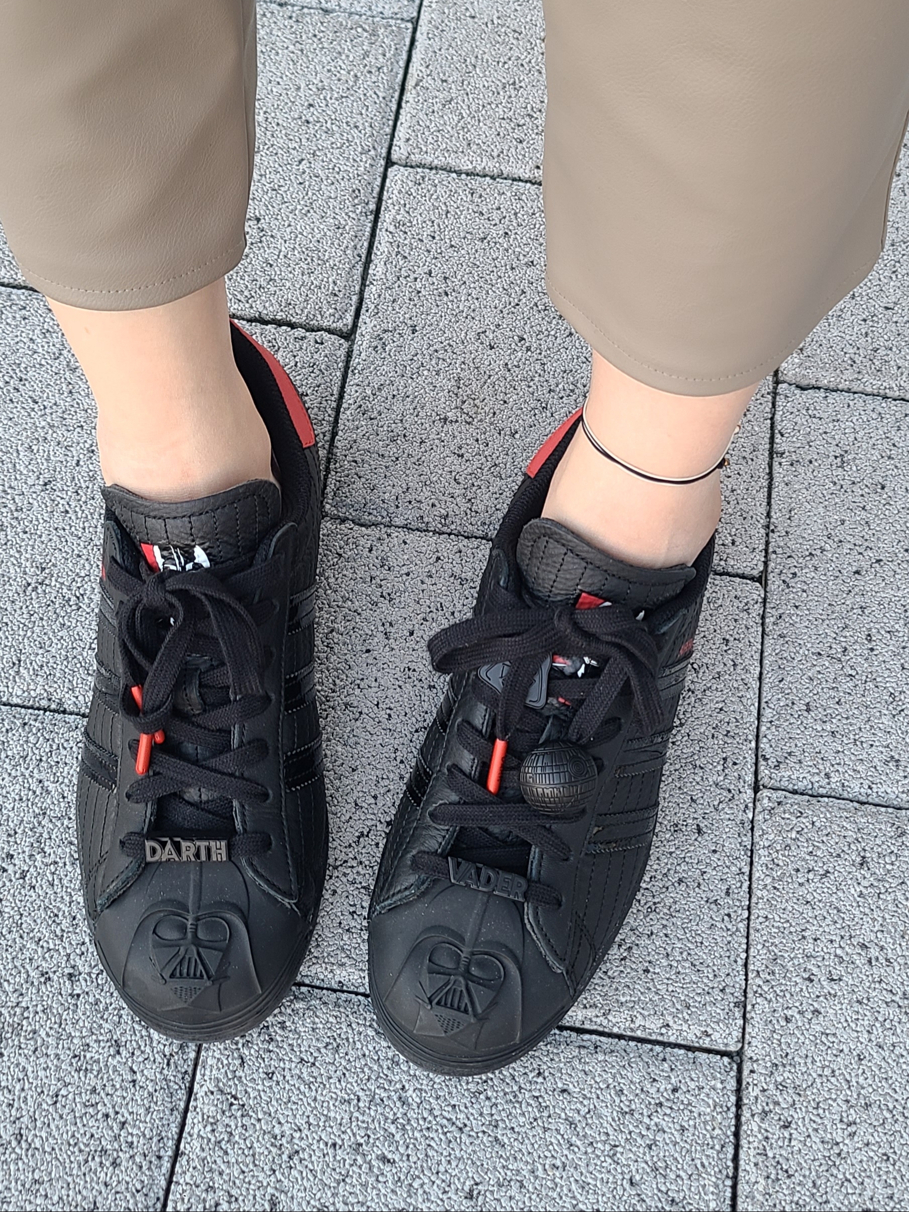 Adidas x Star Wars Superstar Darth Vader 착용 스타일 - 2