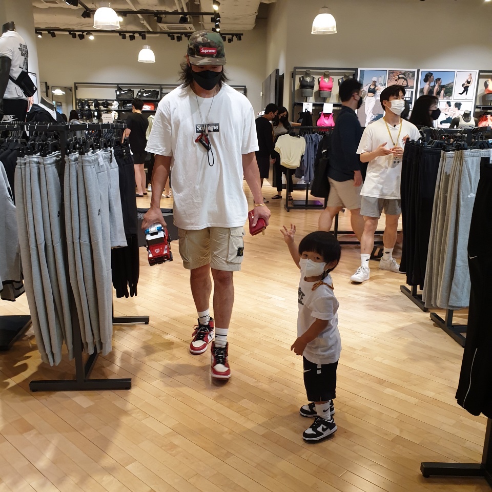 Jordan 1 x Off-White Retro High Chicago The Ten, Supreme x Emilio Pucci Box Logo T-Shirt White Black - 21SS 착용 스타일 - 2