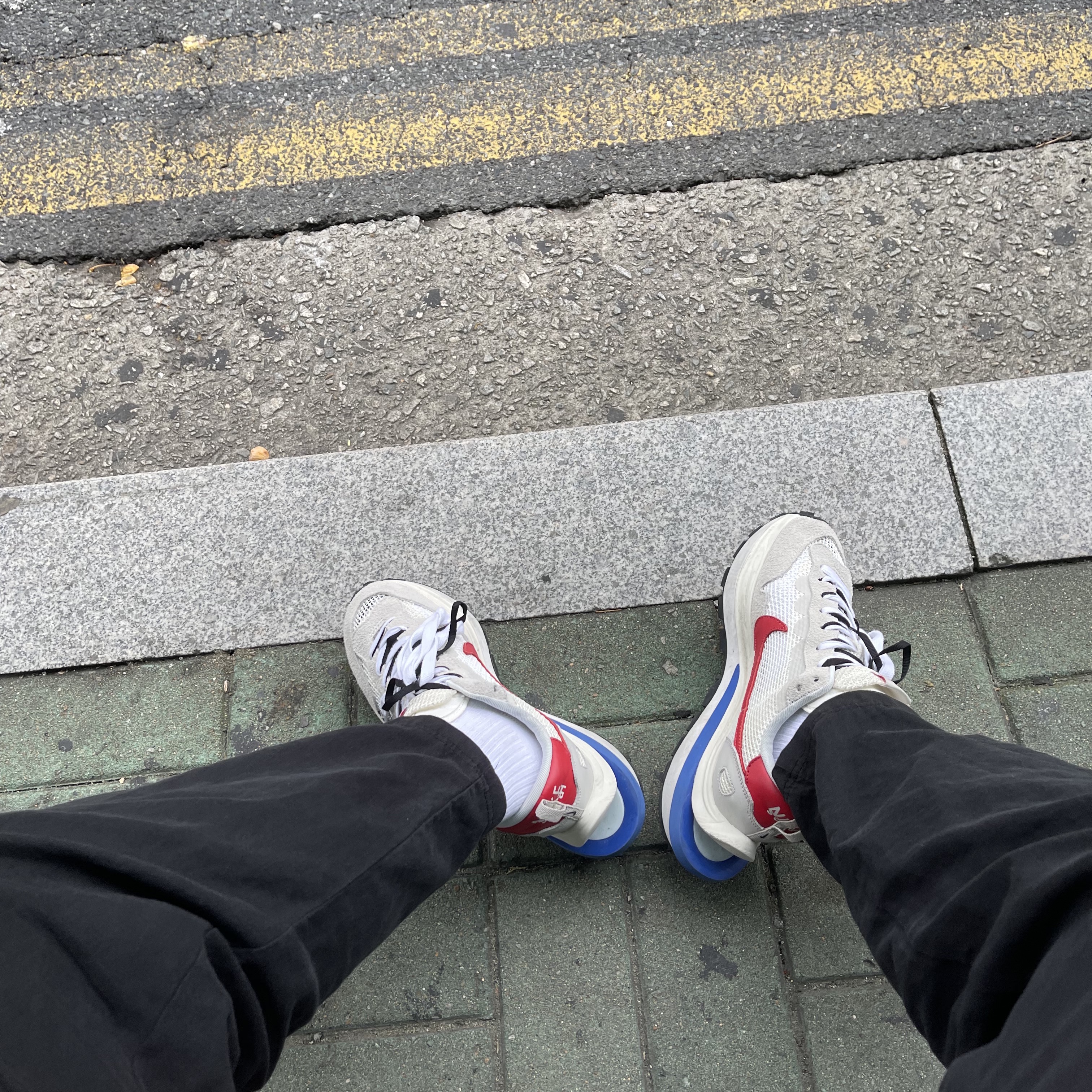 Nike x Sacai VaporWaffle Royal Fuchsia 착용 스타일