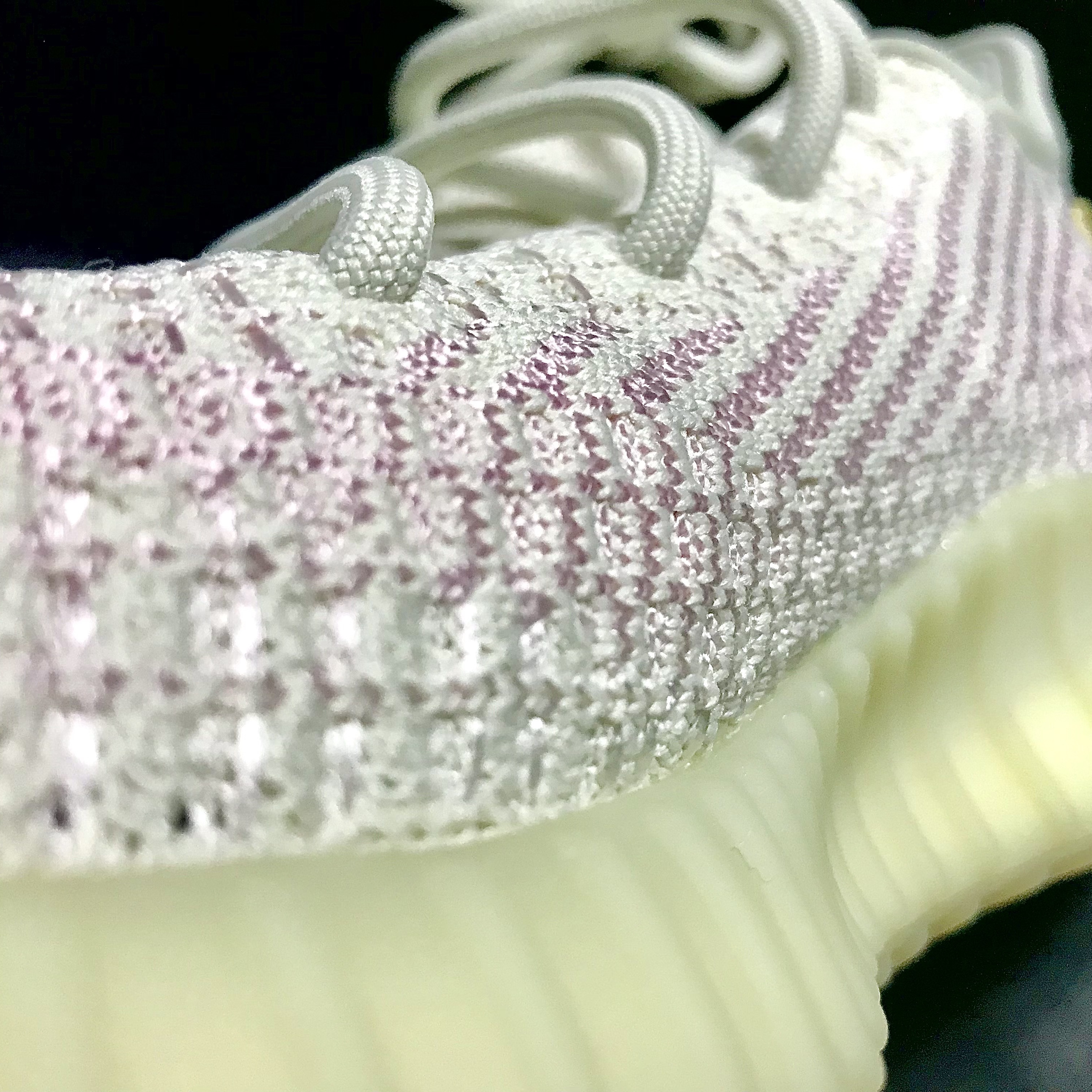 Adidas Yeezy Boost 350 V2 Light 착용 스타일 - 1