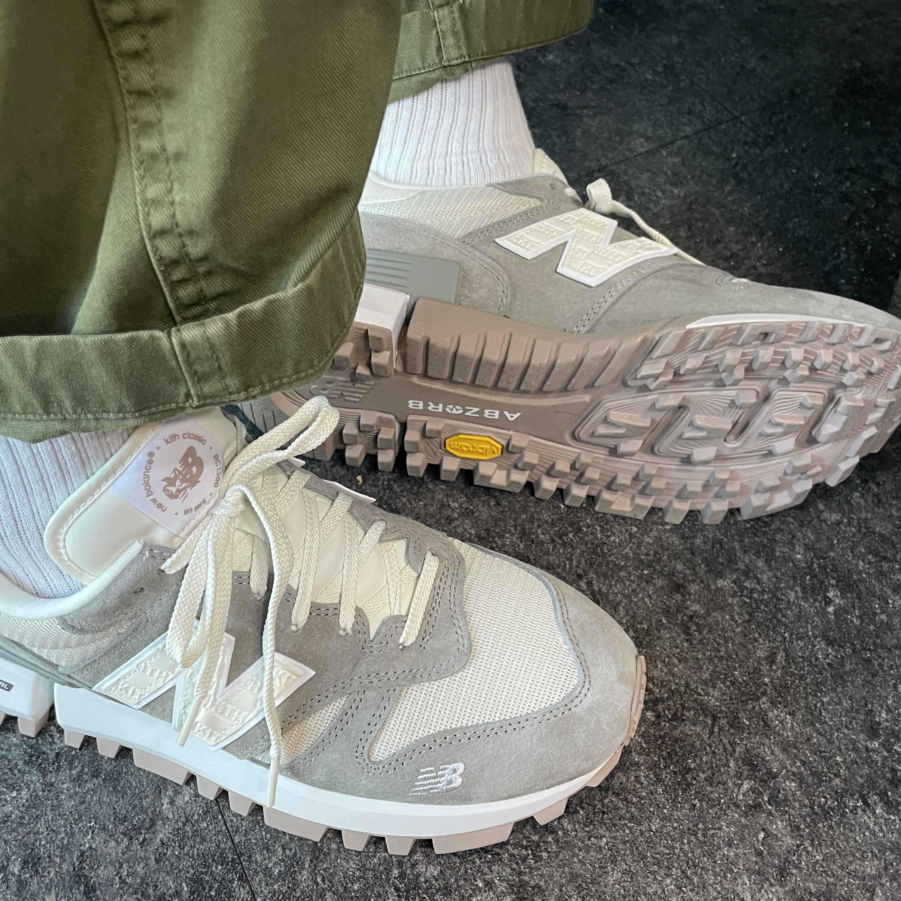 New Balance x Kith R_C 1300 10th Anniversary Elephant Skin 착용 스타일 - 1