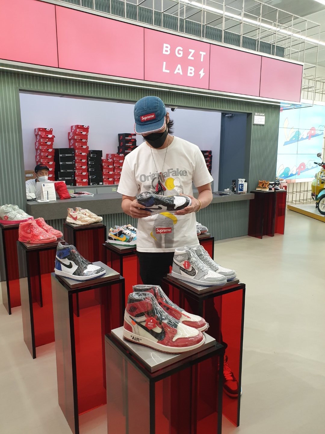 Jordan 1 x Off-White Retro High University Blue 착용 스타일 - 2
