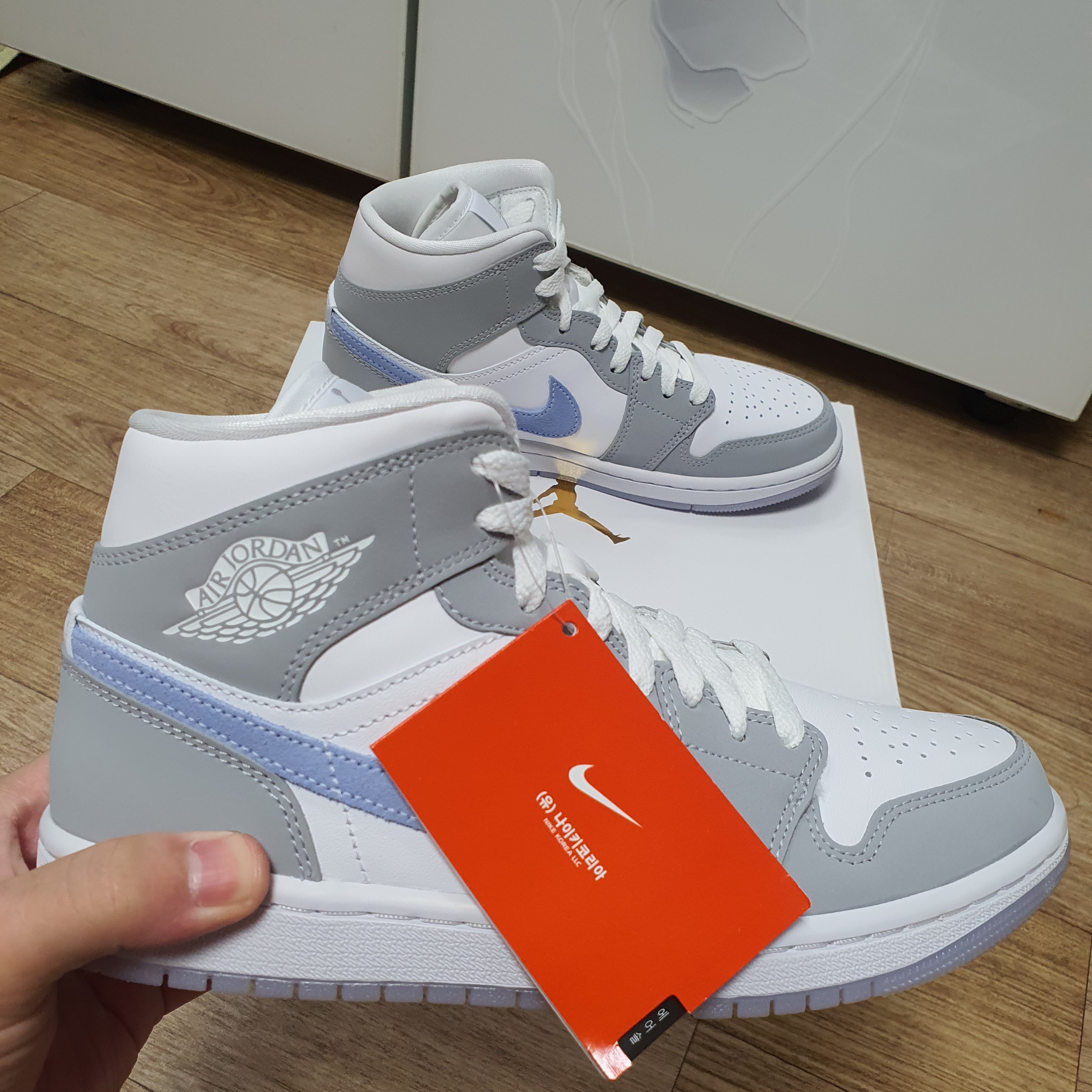 (W) Jordan 1 Mid Wolf Grey 착용 스타일 - 1