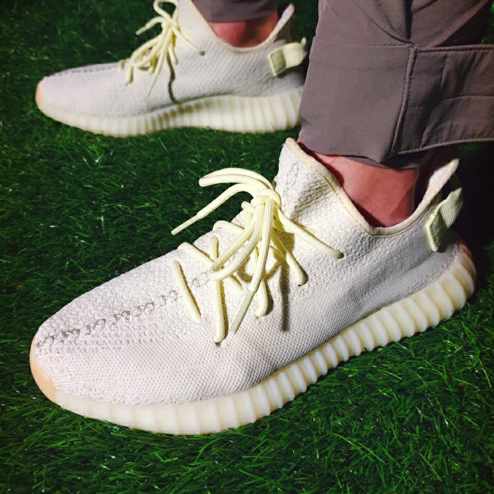 Adidas Yeezy Boost 350 V2 Butter 착용 스타일 - 5