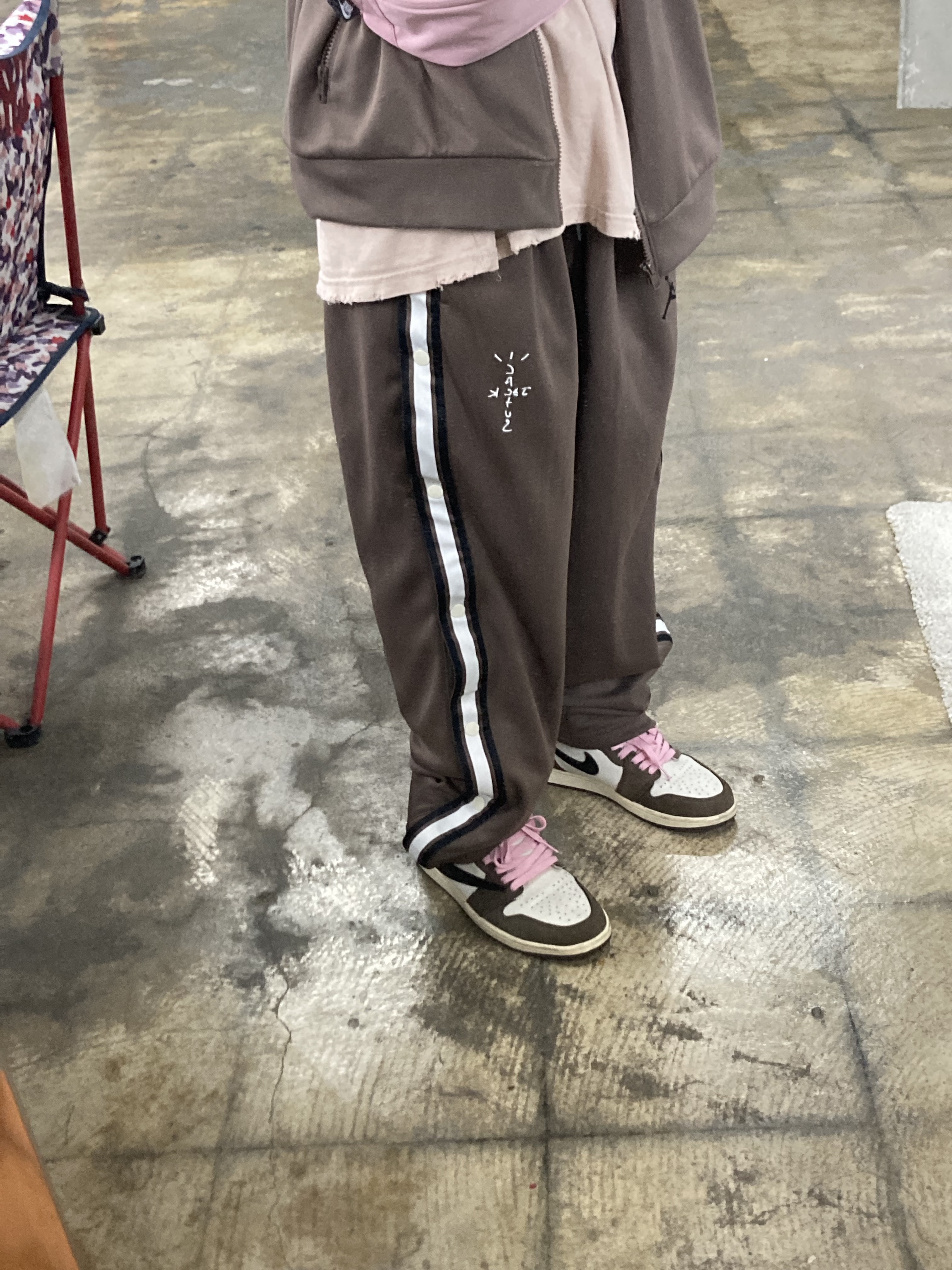 Jordan 1 x Travis Scott Retro High OG SP Mocha, Jordan x Travis Scott MJ Track Pants 착용 스타일 - 3