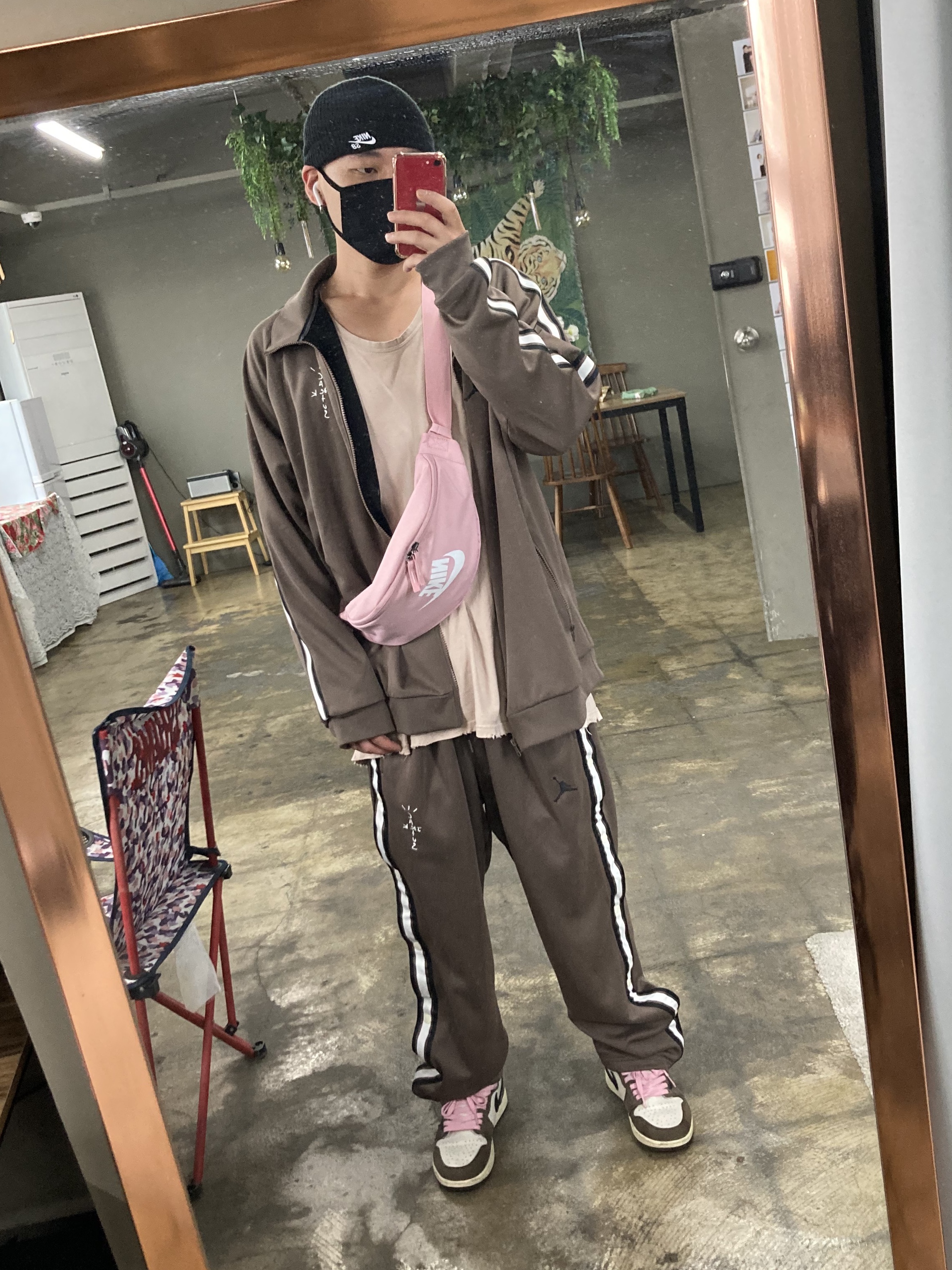 Jordan 1 x Travis Scott Retro High OG SP Mocha, Jordan x Travis Scott MJ Track Pants 착용 스타일 - 1
