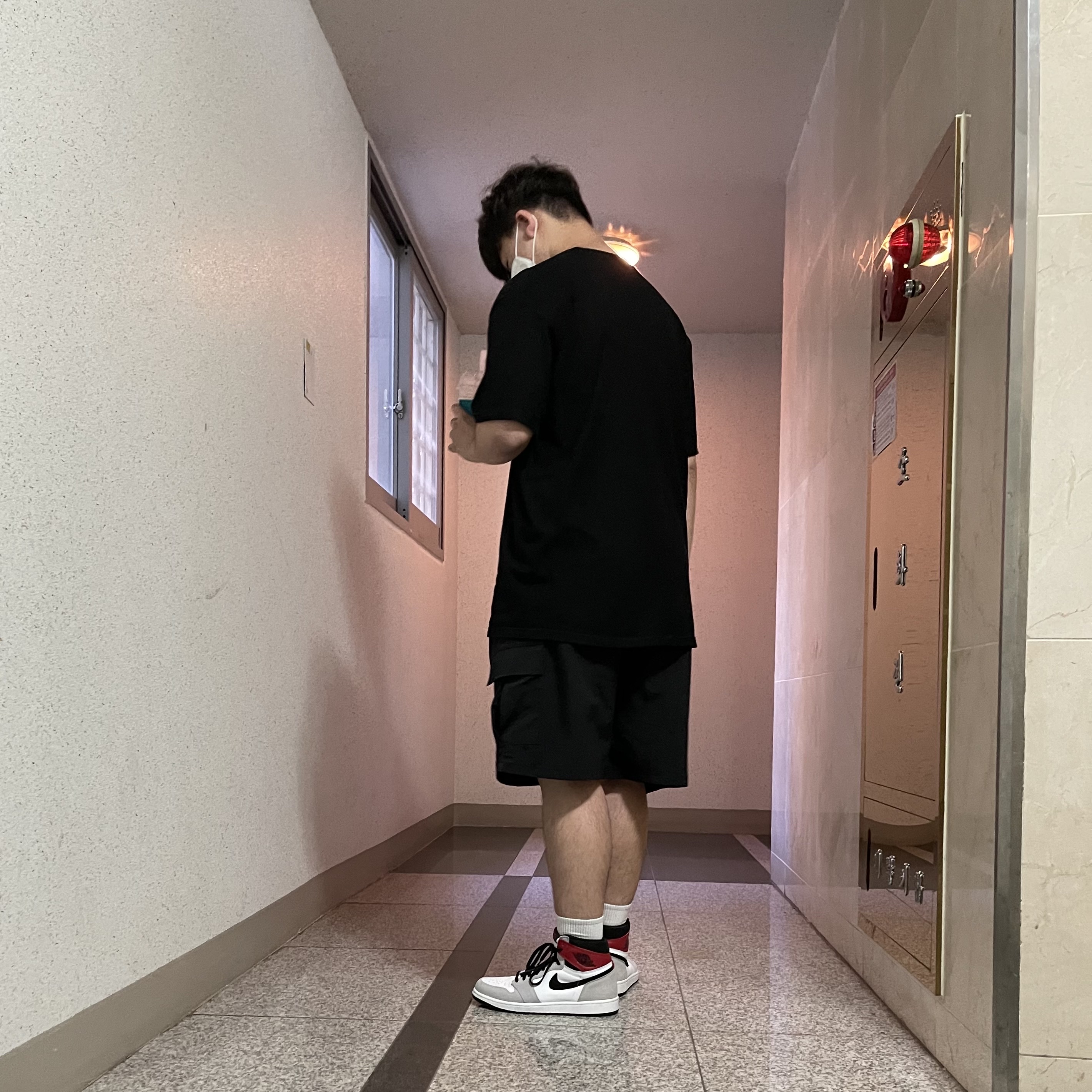 Stussy It's A Wild Life T-Shirt Black, Jordan 1 Retro High OG Light Smoke Grey 착용 스타일