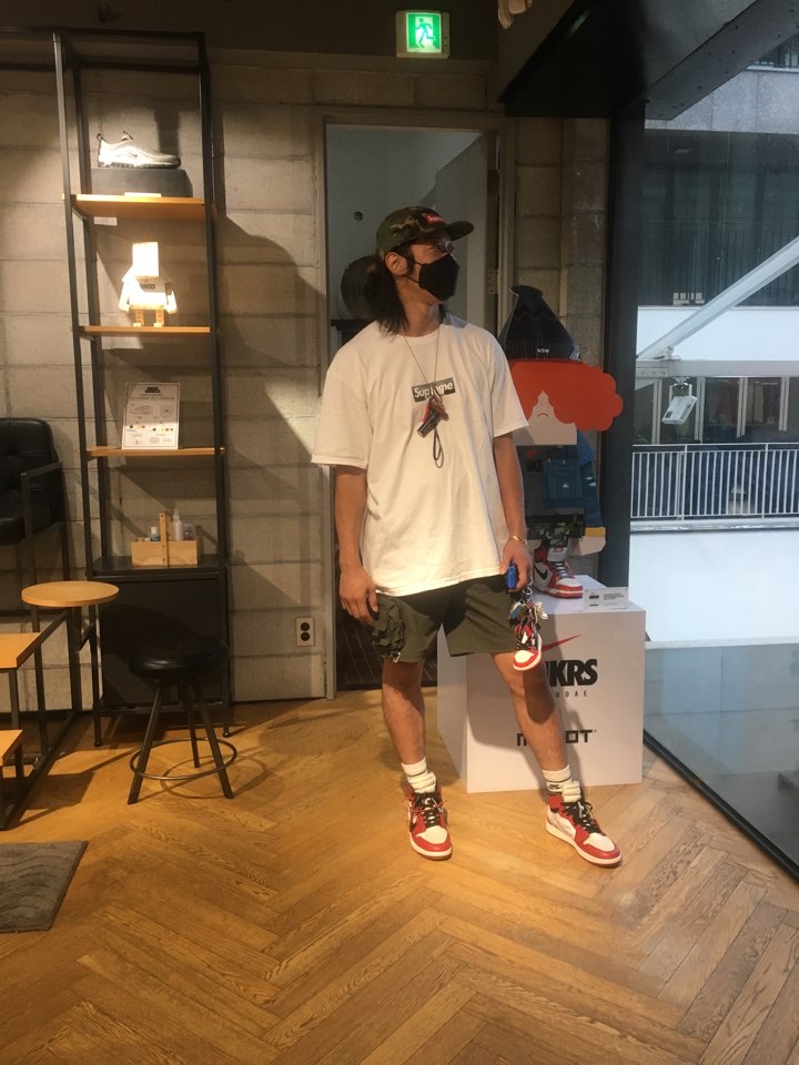 Jordan 1 x Off-White Retro High Chicago The Ten, Supreme x Emilio Pucci Box Logo T-Shirt White Black - 21SS 착용 스타일 - 5
